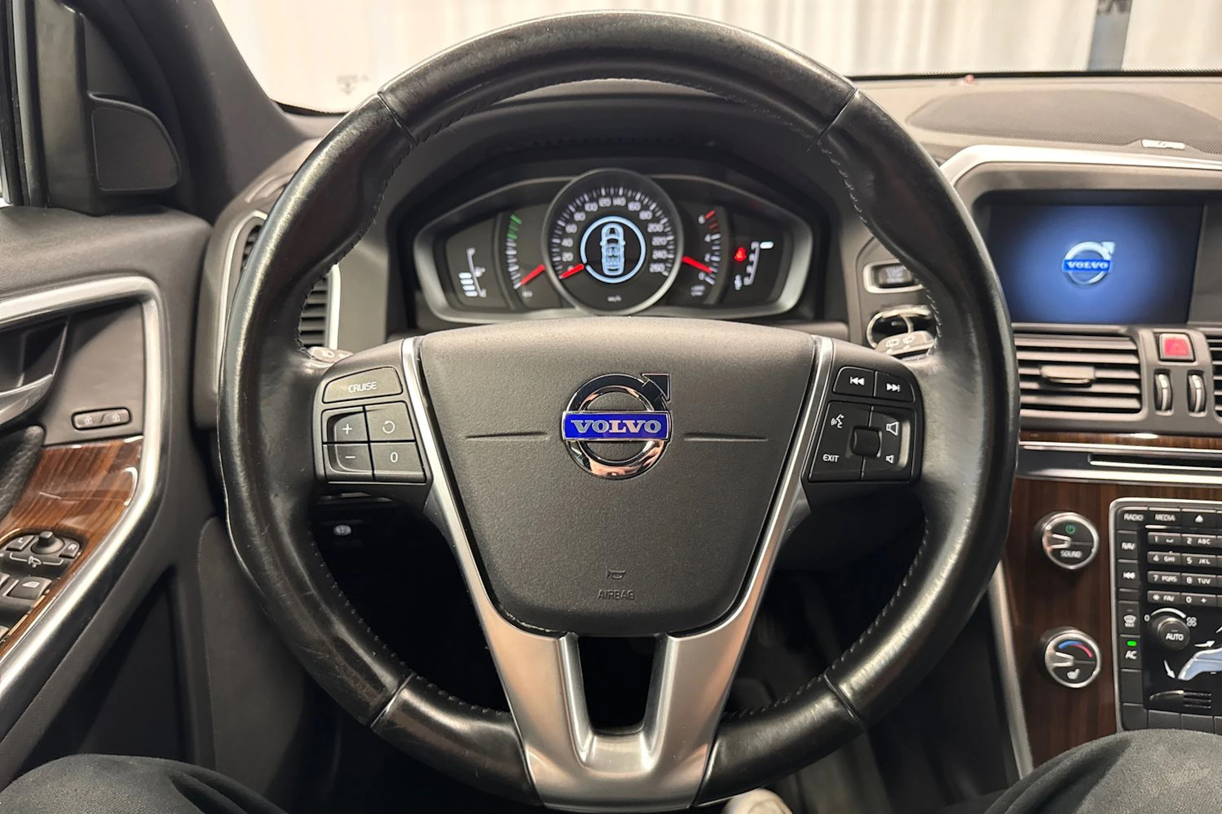 musta Volvo XC60 2013 kuva 19.