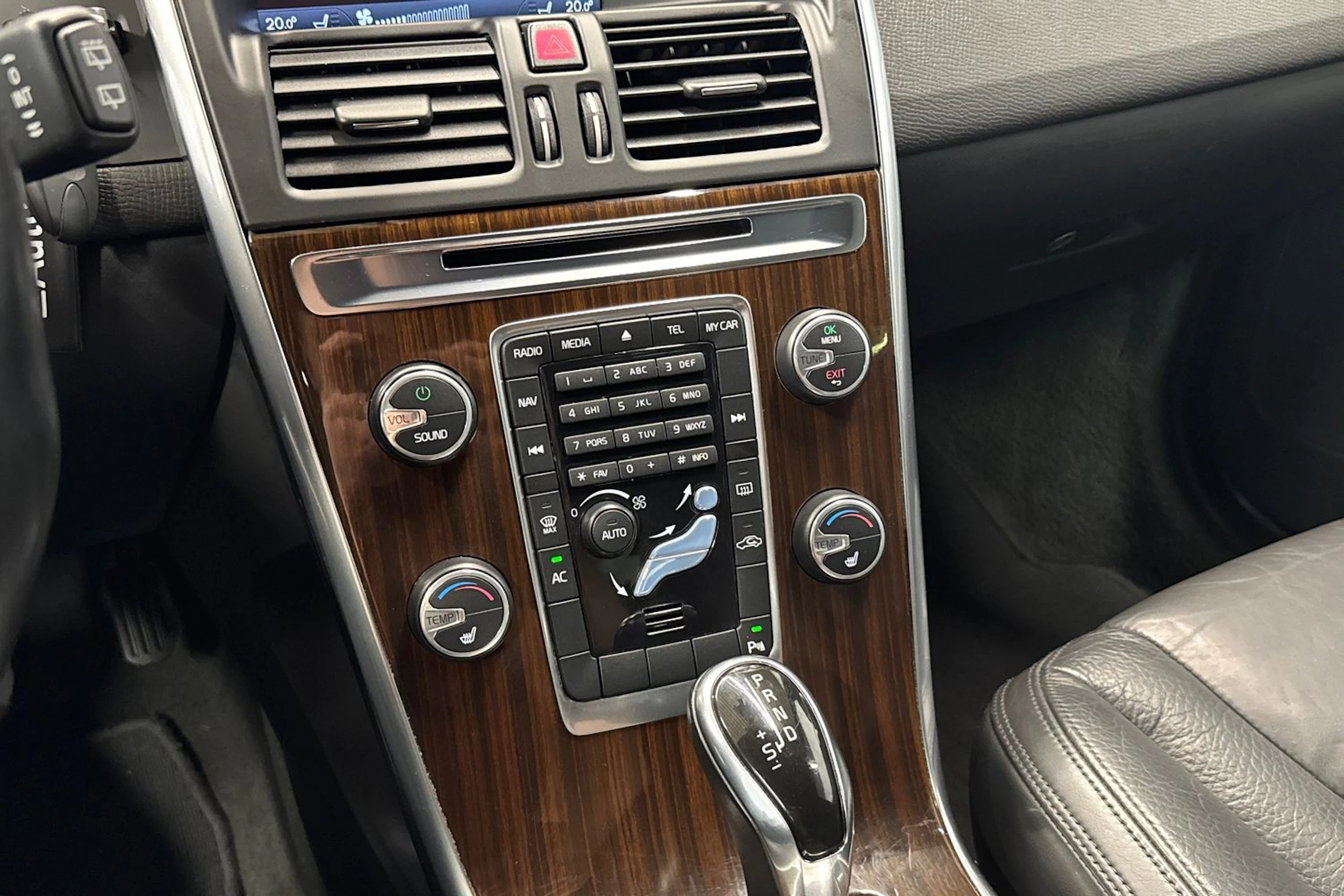 musta Volvo XC60 2013 kuva 22.