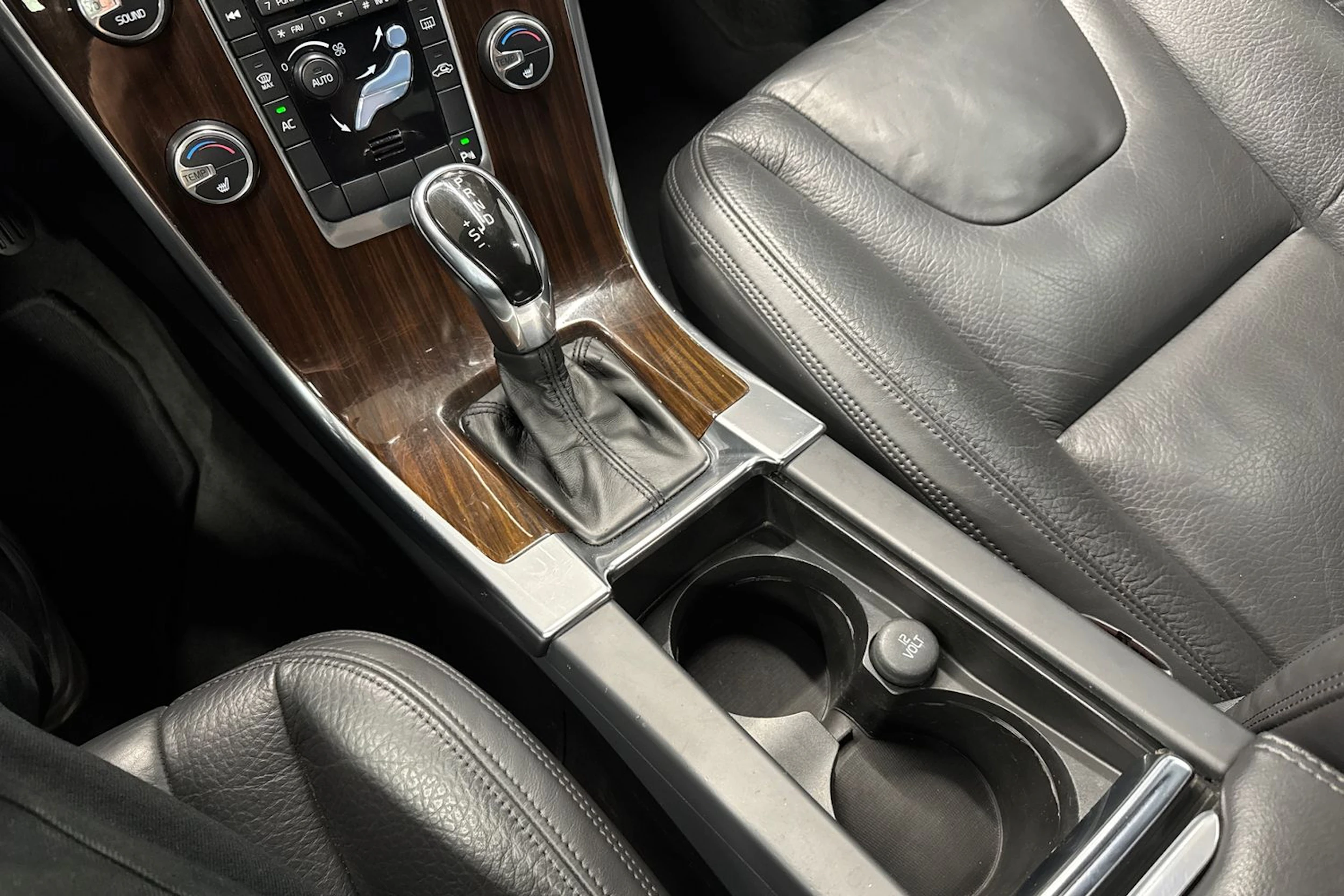 musta Volvo XC60 2013 kuva 23.