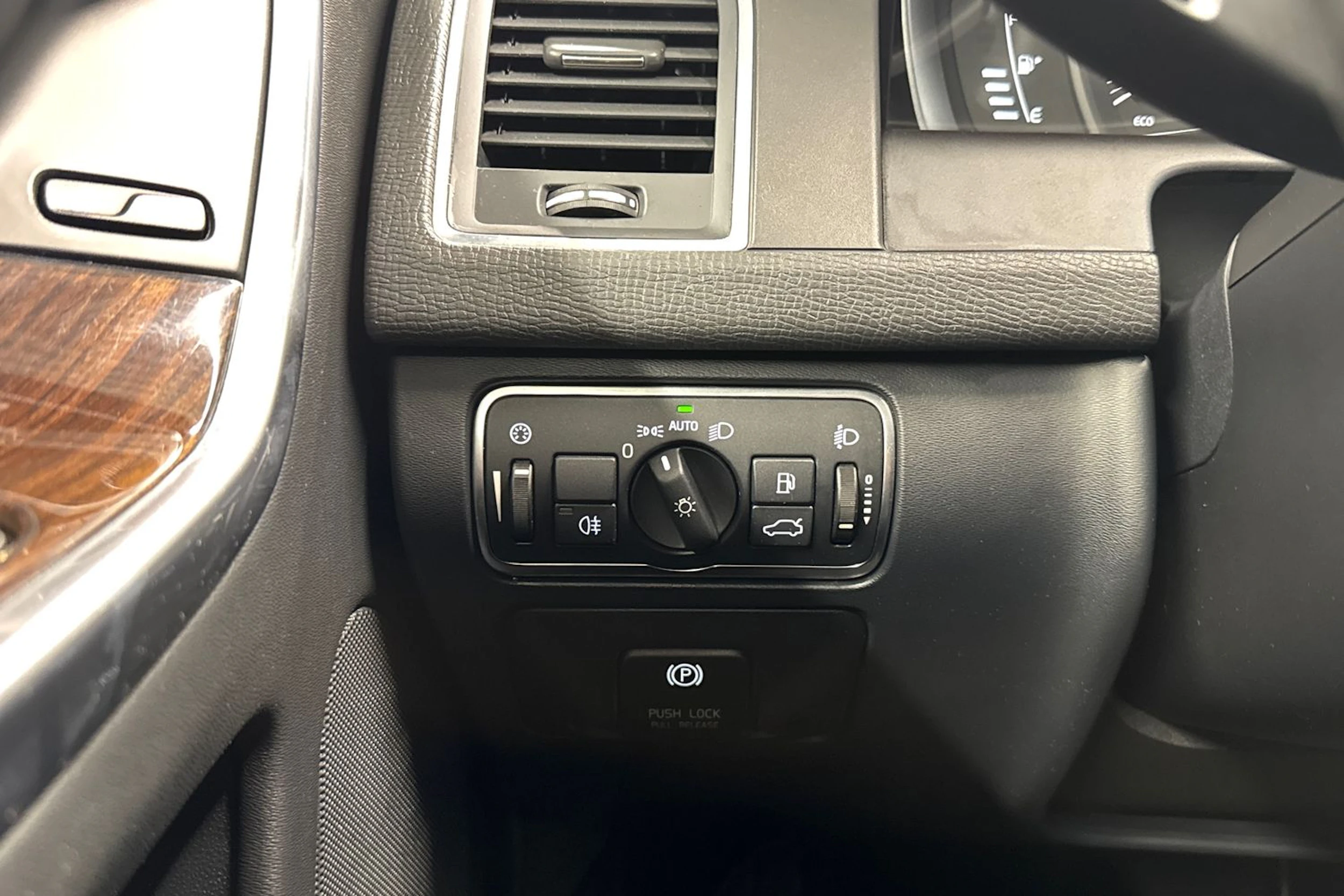 musta Volvo XC60 2013 kuva 24.
