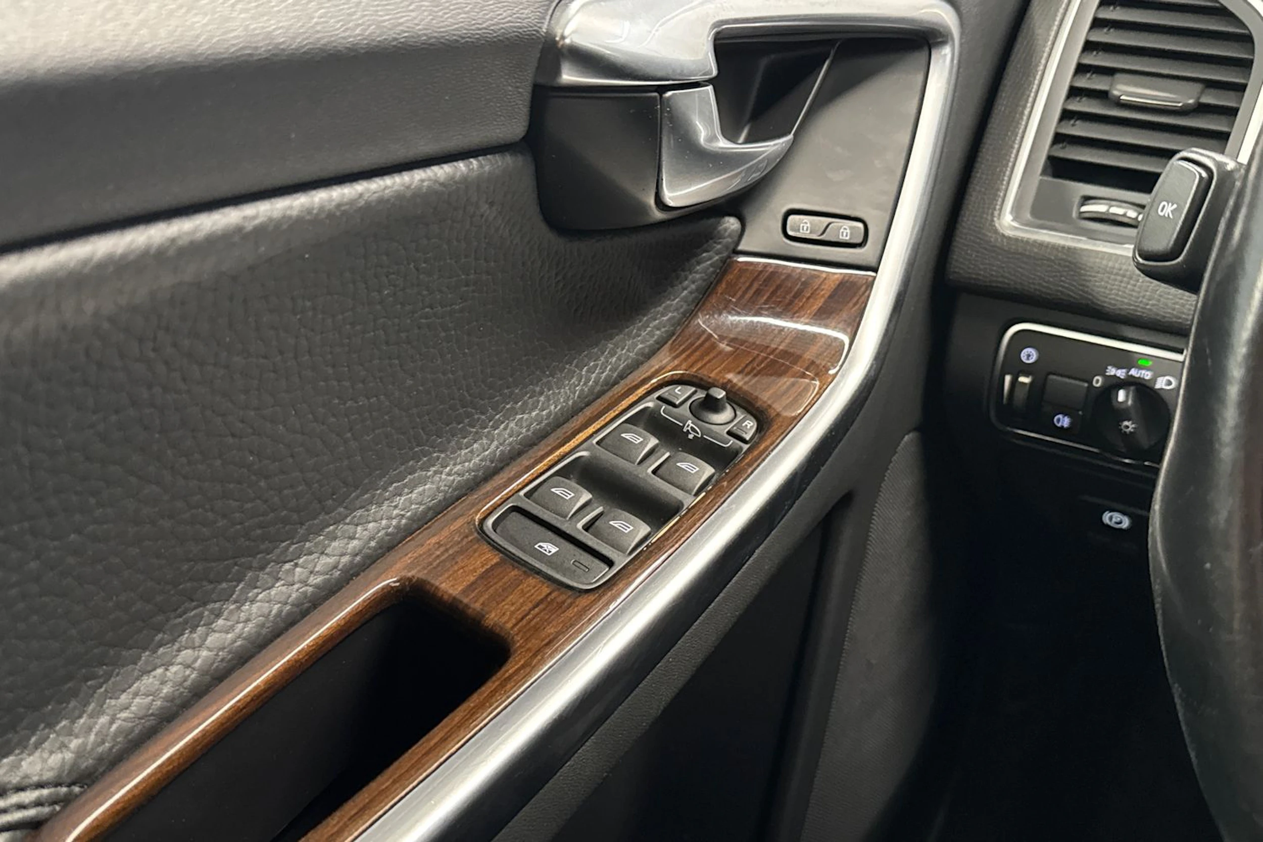 musta Volvo XC60 2013 kuva 25.