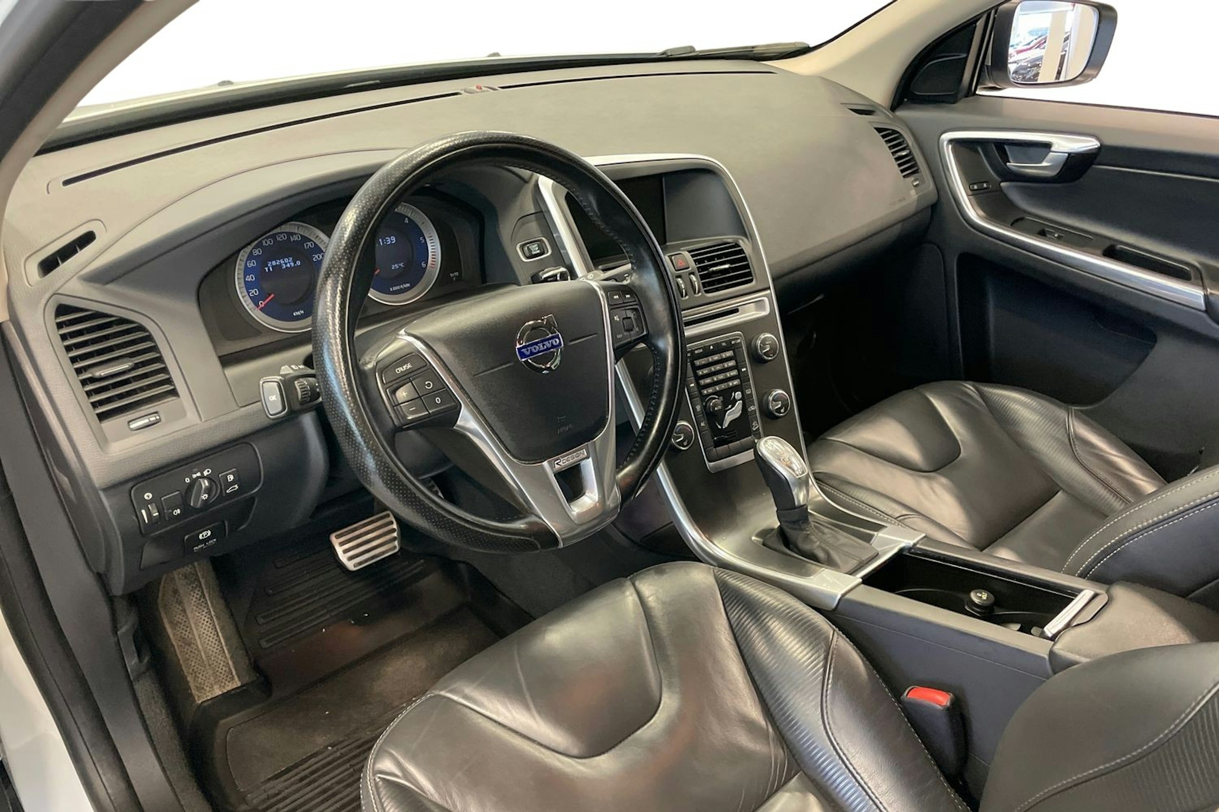 Valkoinen Volvo XC60 2013 kuva 7.