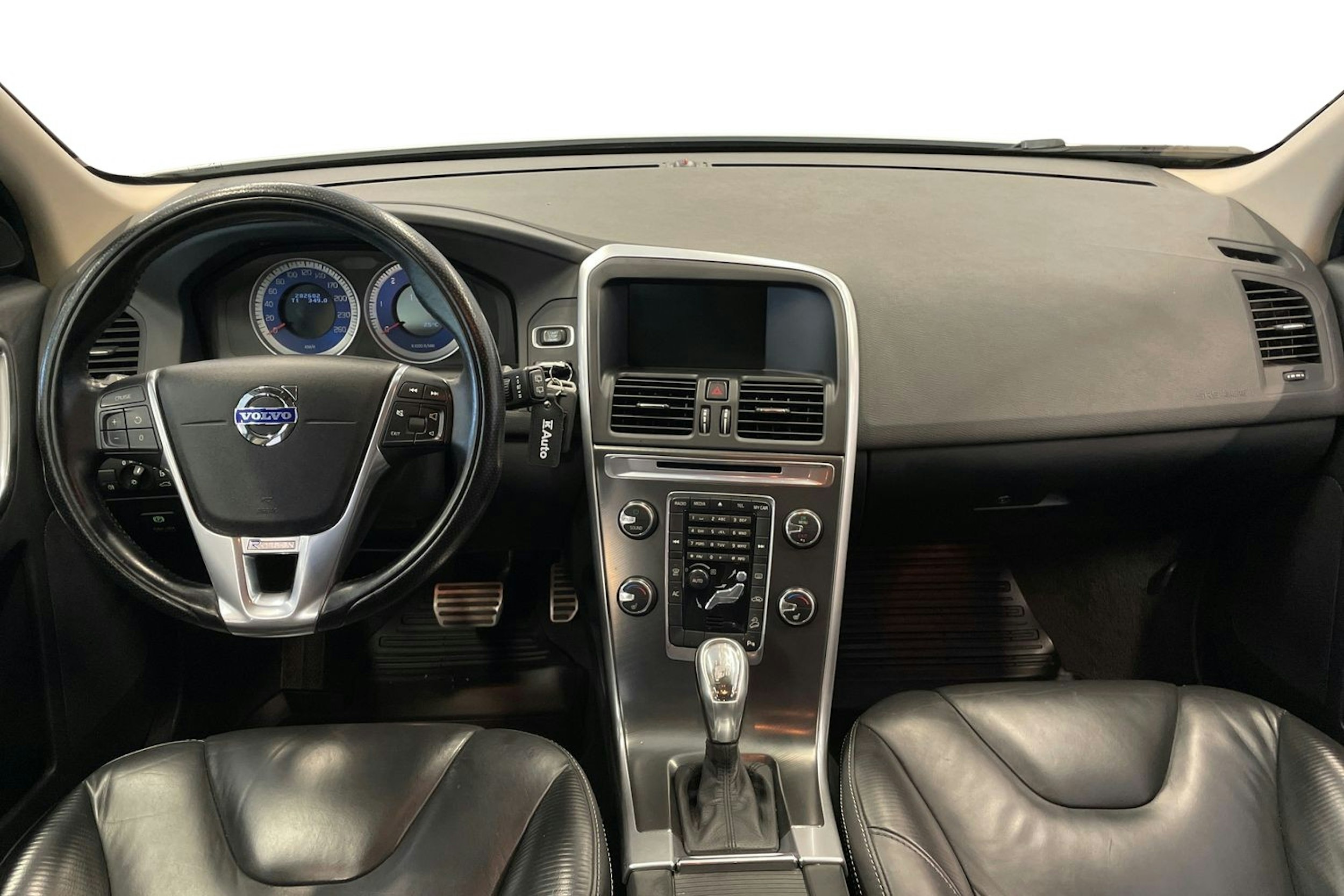 Valkoinen Volvo XC60 2013 kuva 9.
