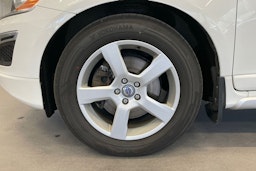 Valkoinen Volvo XC60 2013 kuva 13.