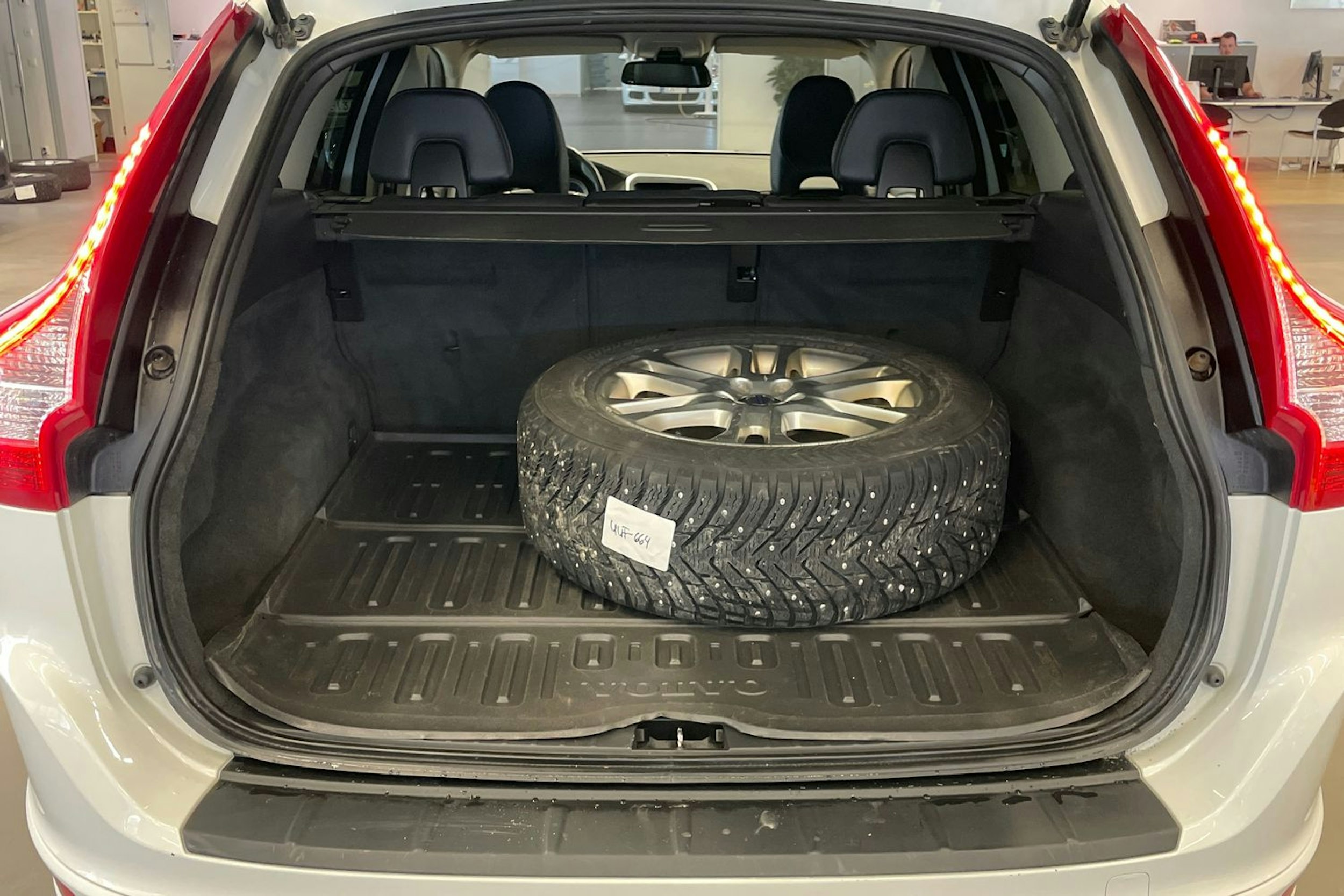 Valkoinen Volvo XC60 2013 kuva 15.