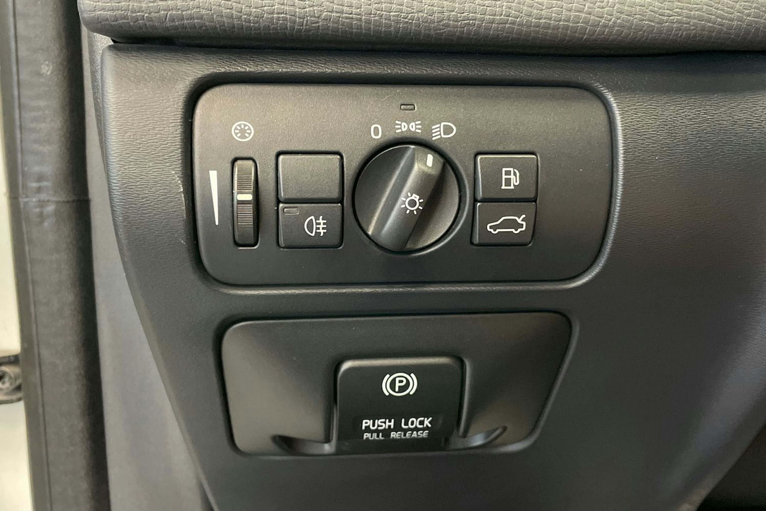 Valkoinen Volvo XC60 2013 kuva 17.