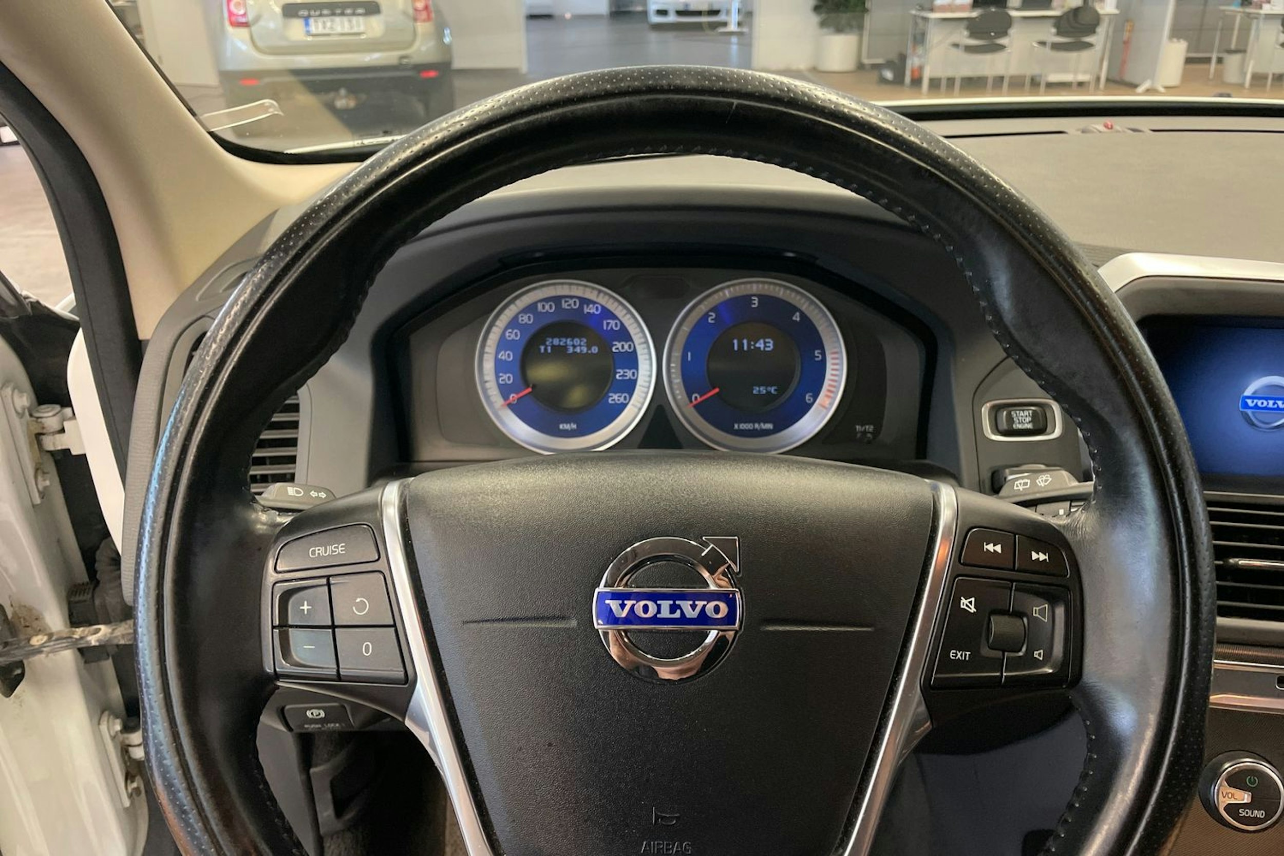 Valkoinen Volvo XC60 2013 kuva 18.