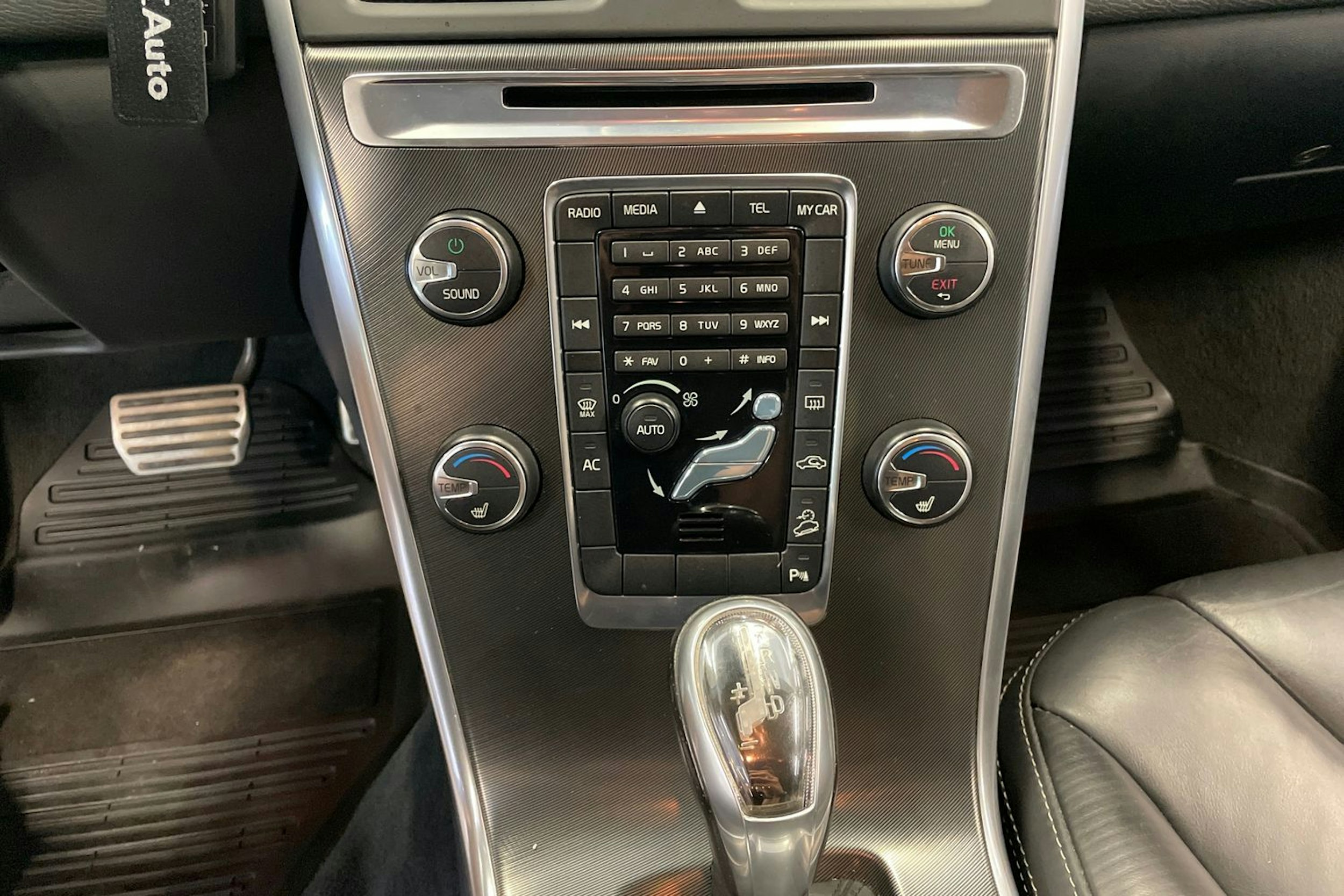 Valkoinen Volvo XC60 2013 kuva 19.