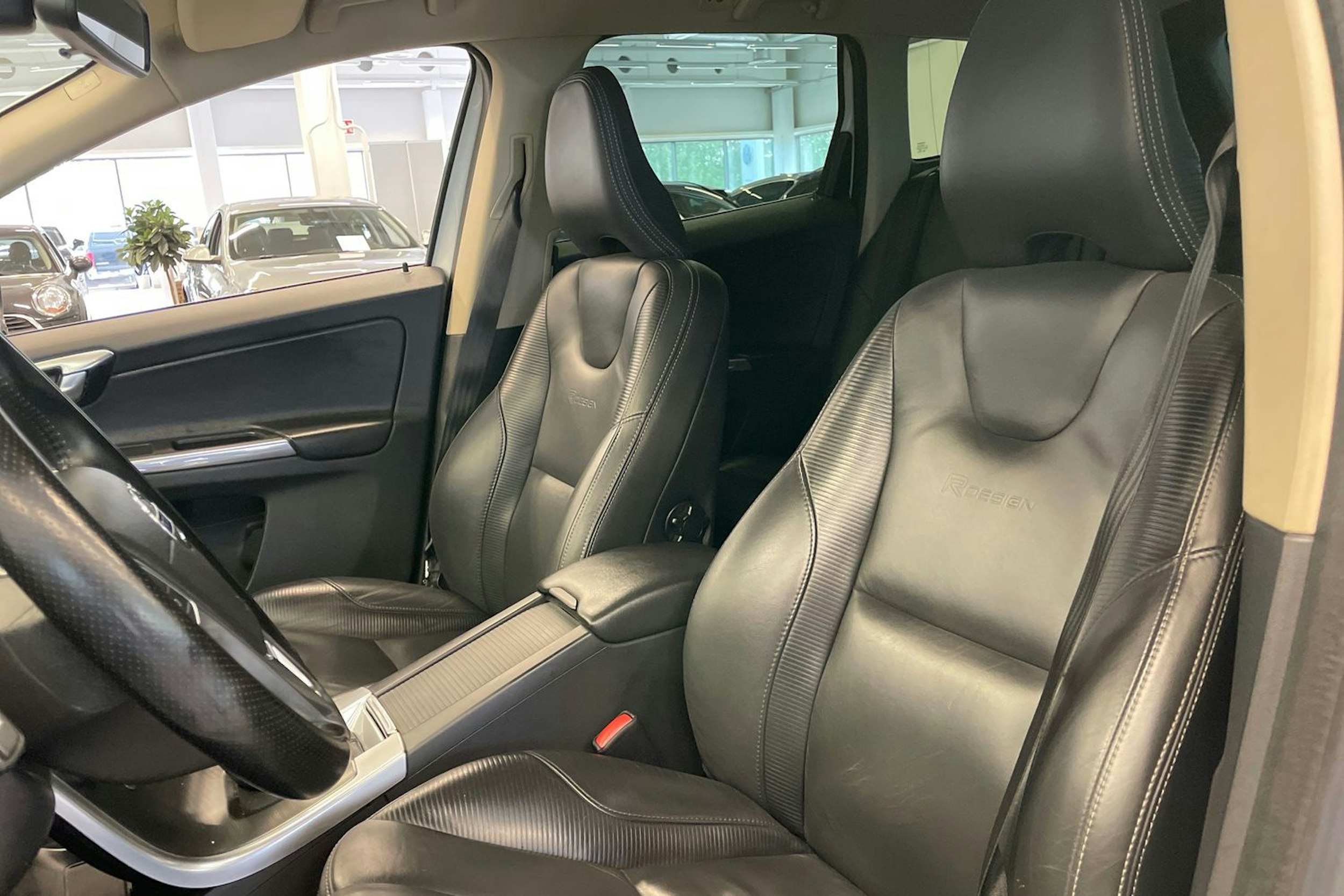 Valkoinen Volvo XC60 2013 kuva 23.