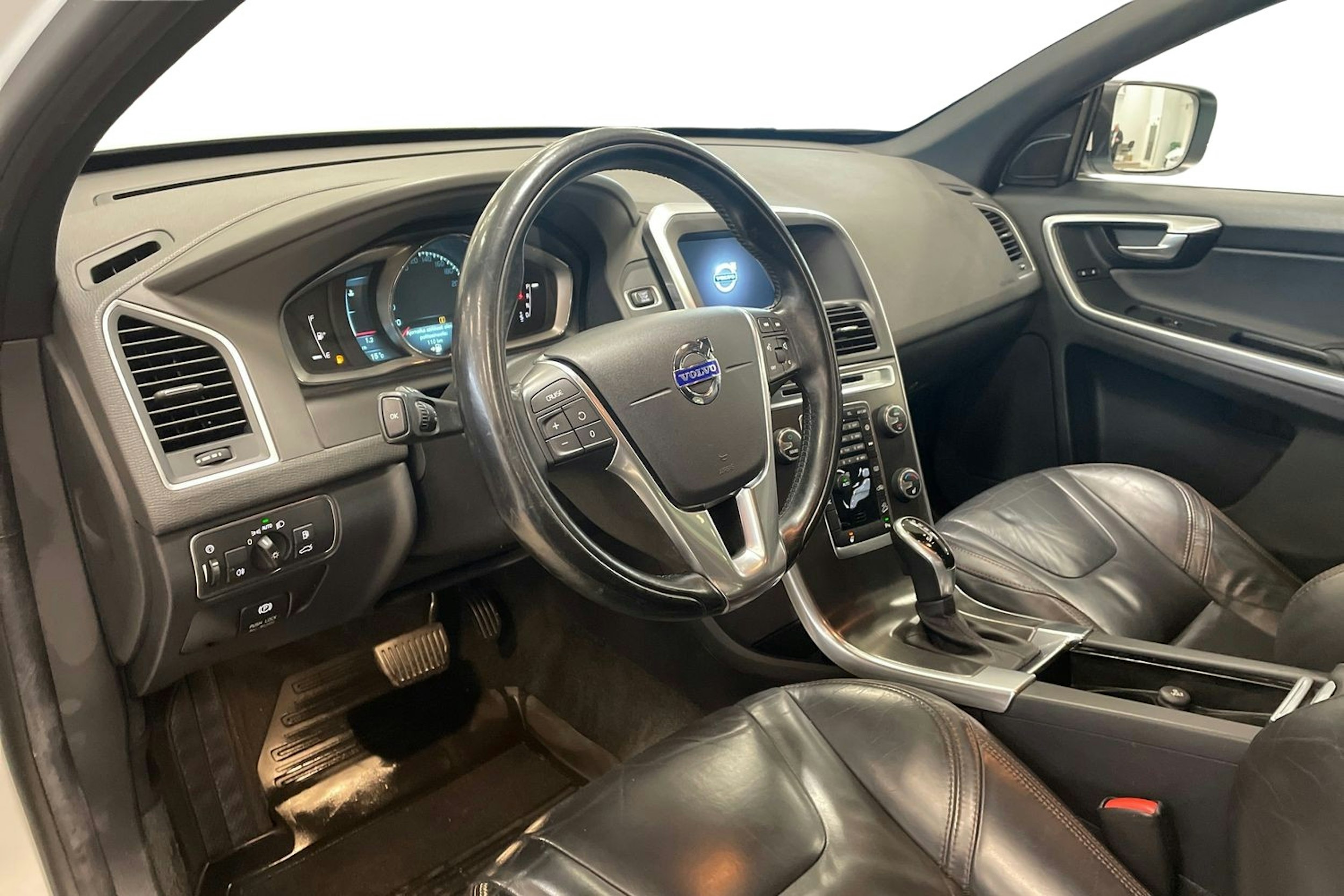 valkoinen Volvo XC60 2013 kuva 7.