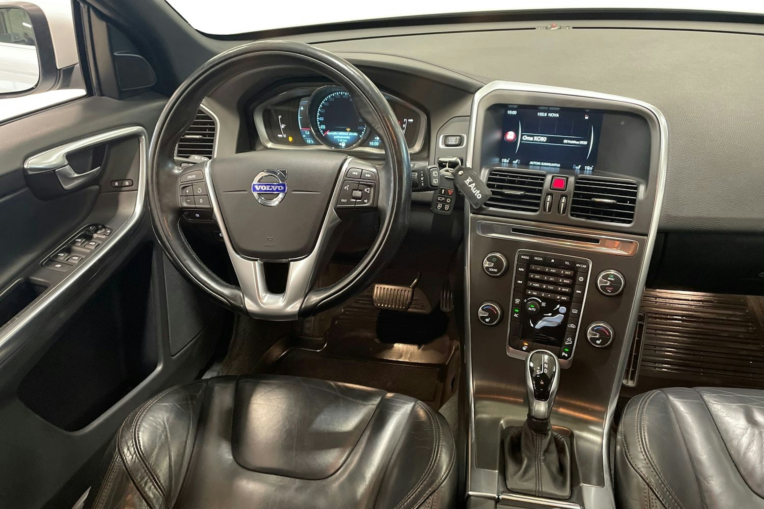 valkoinen Volvo XC60 2013 kuva 9.