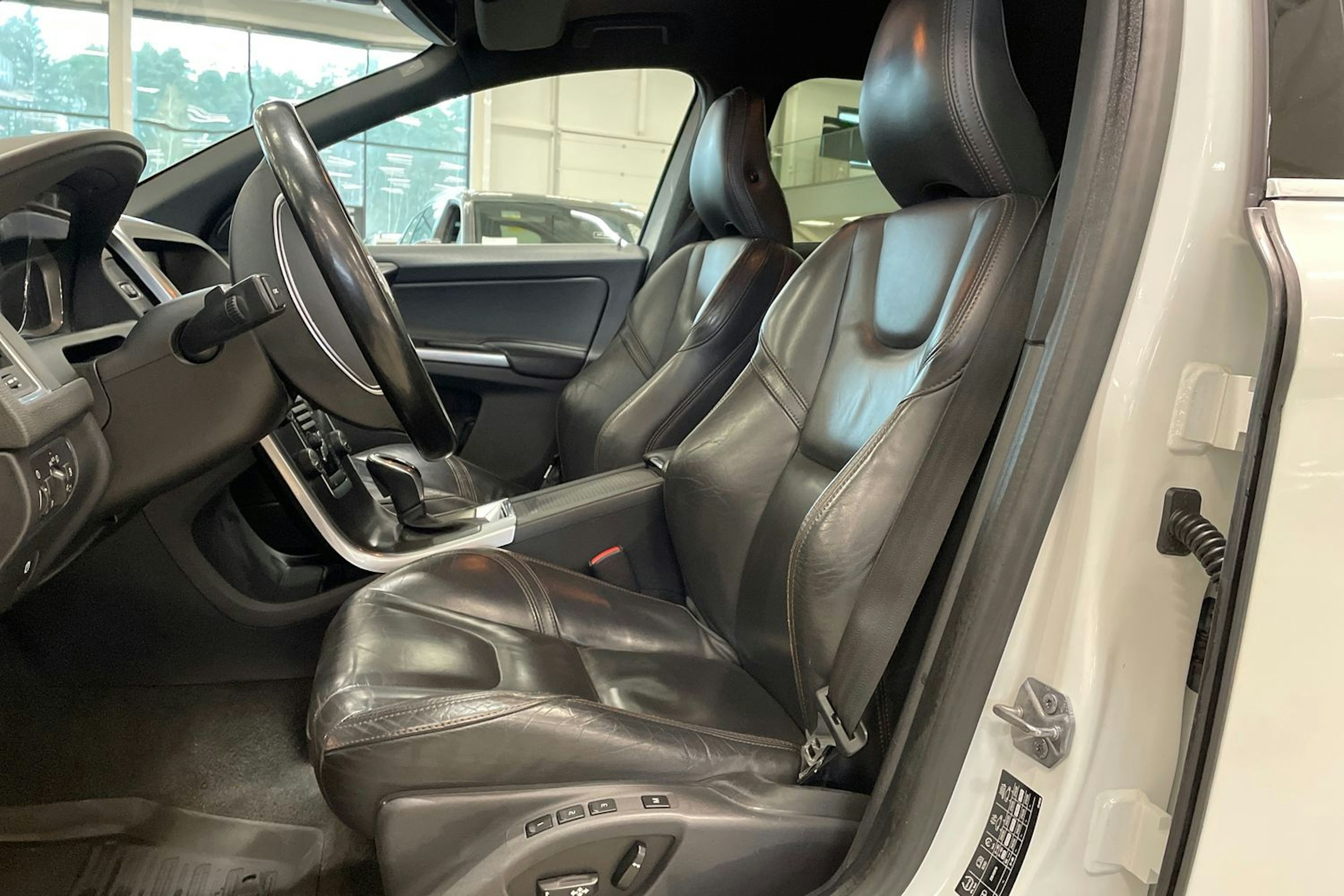 valkoinen Volvo XC60 2013 kuva 14.