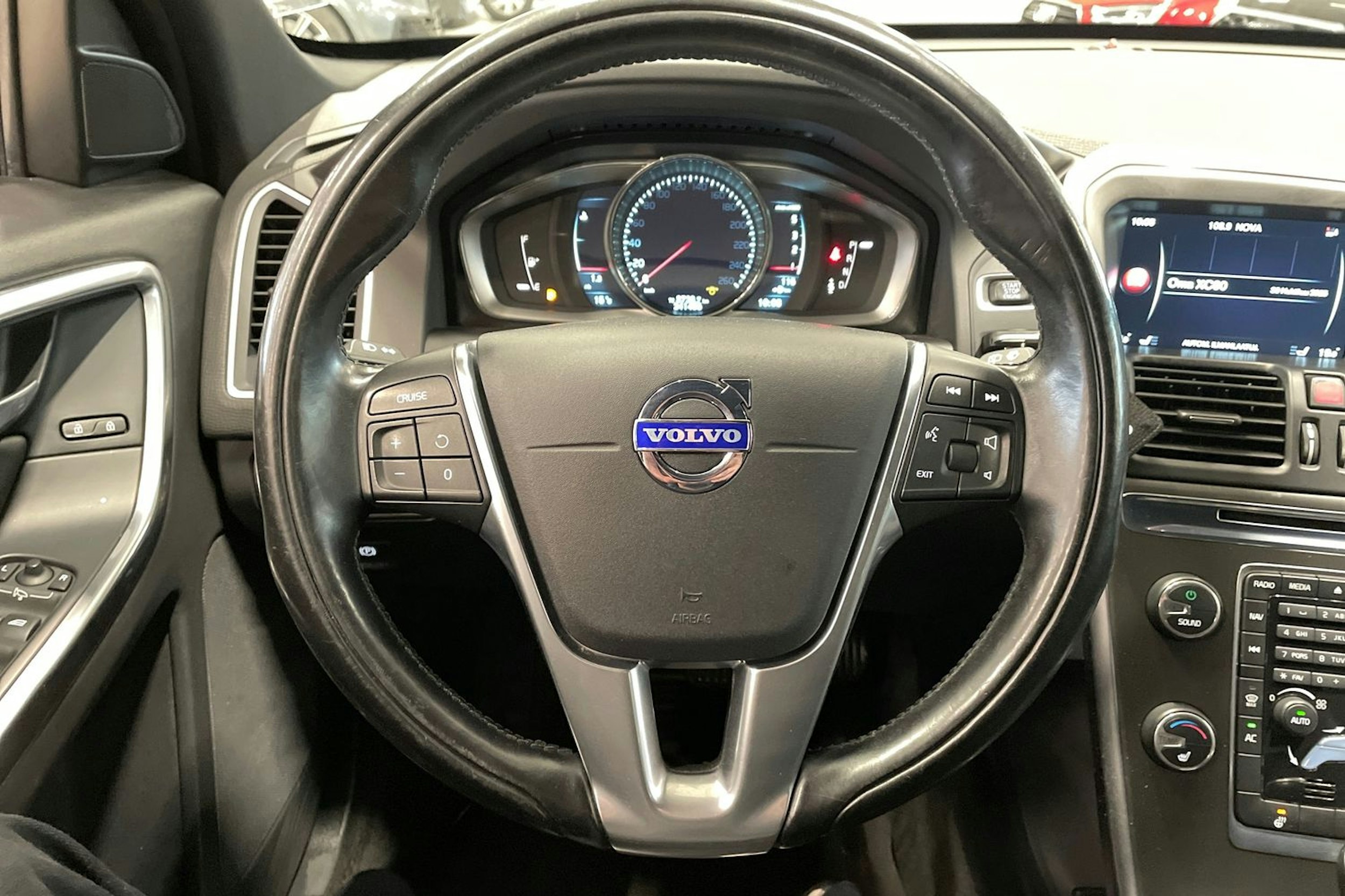 valkoinen Volvo XC60 2013 kuva 16.