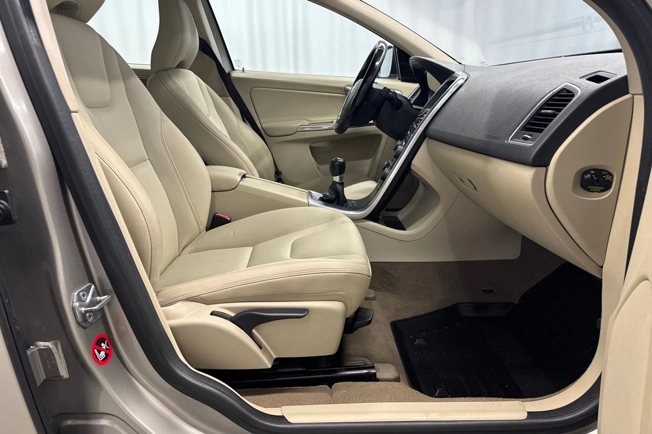 ruskea (beige) Volvo XC60 2014 kuva 13.