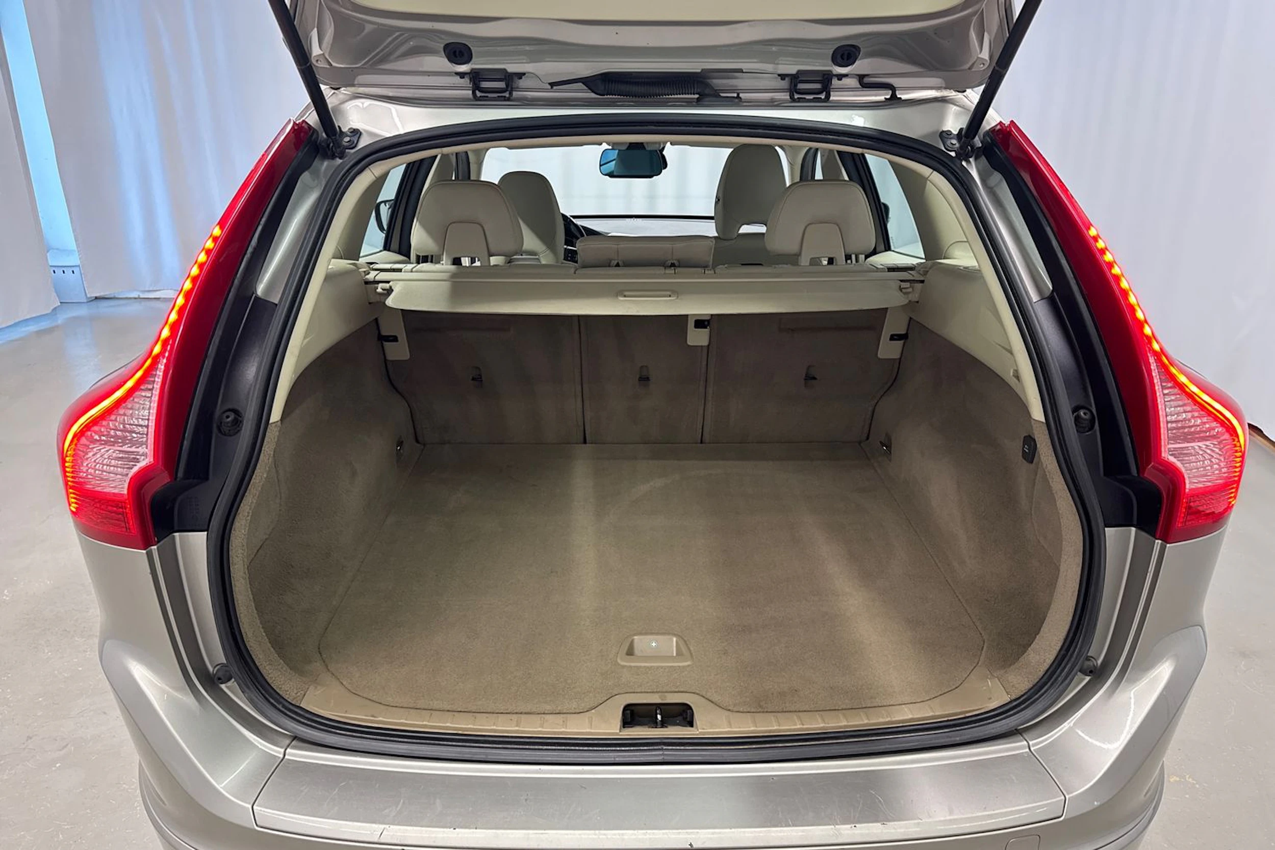 ruskea (beige) Volvo XC60 2014 kuva 16.