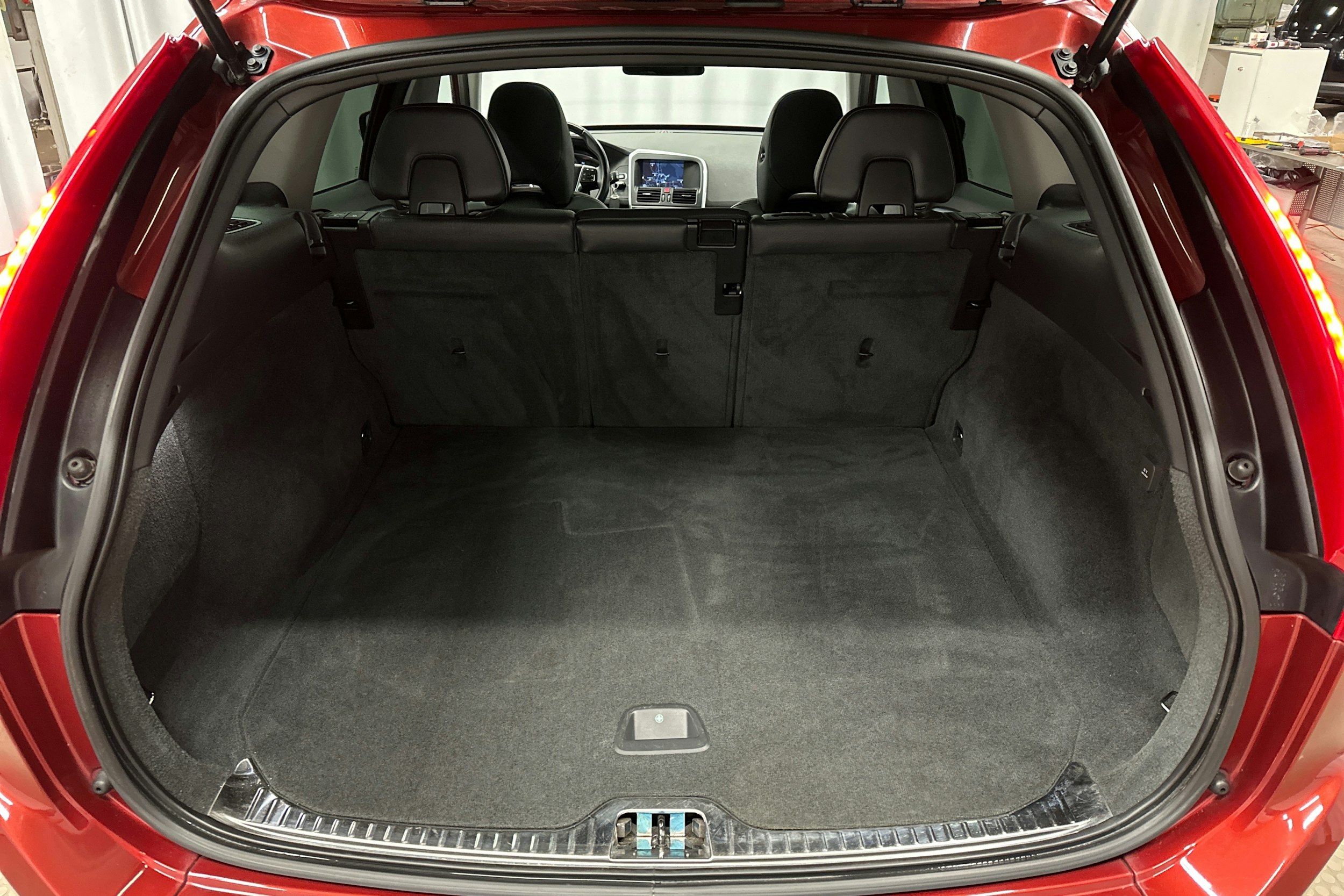 punainen Volvo XC60 2014 kuva 14.