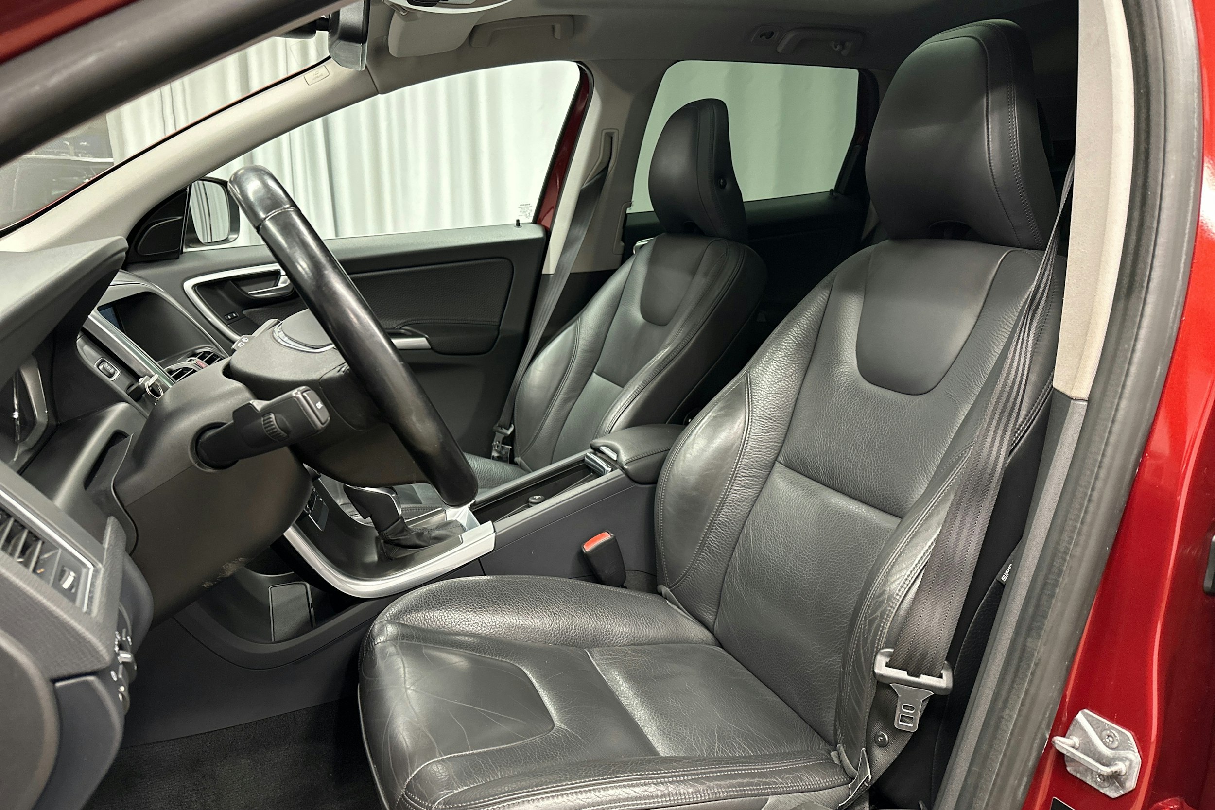 punainen Volvo XC60 2014 kuva 16.