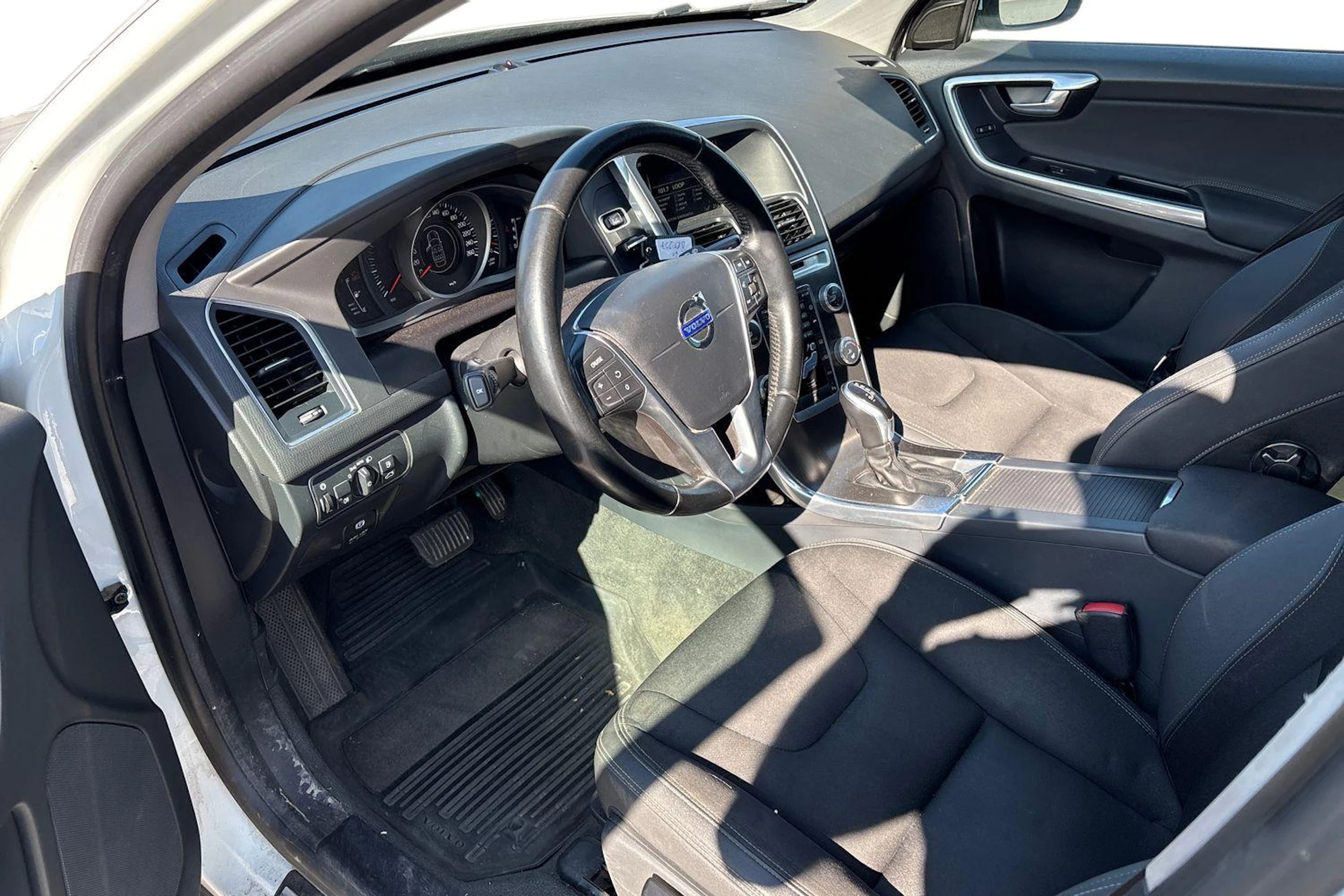 Valkoinen Volvo XC60 2014 kuva 3.