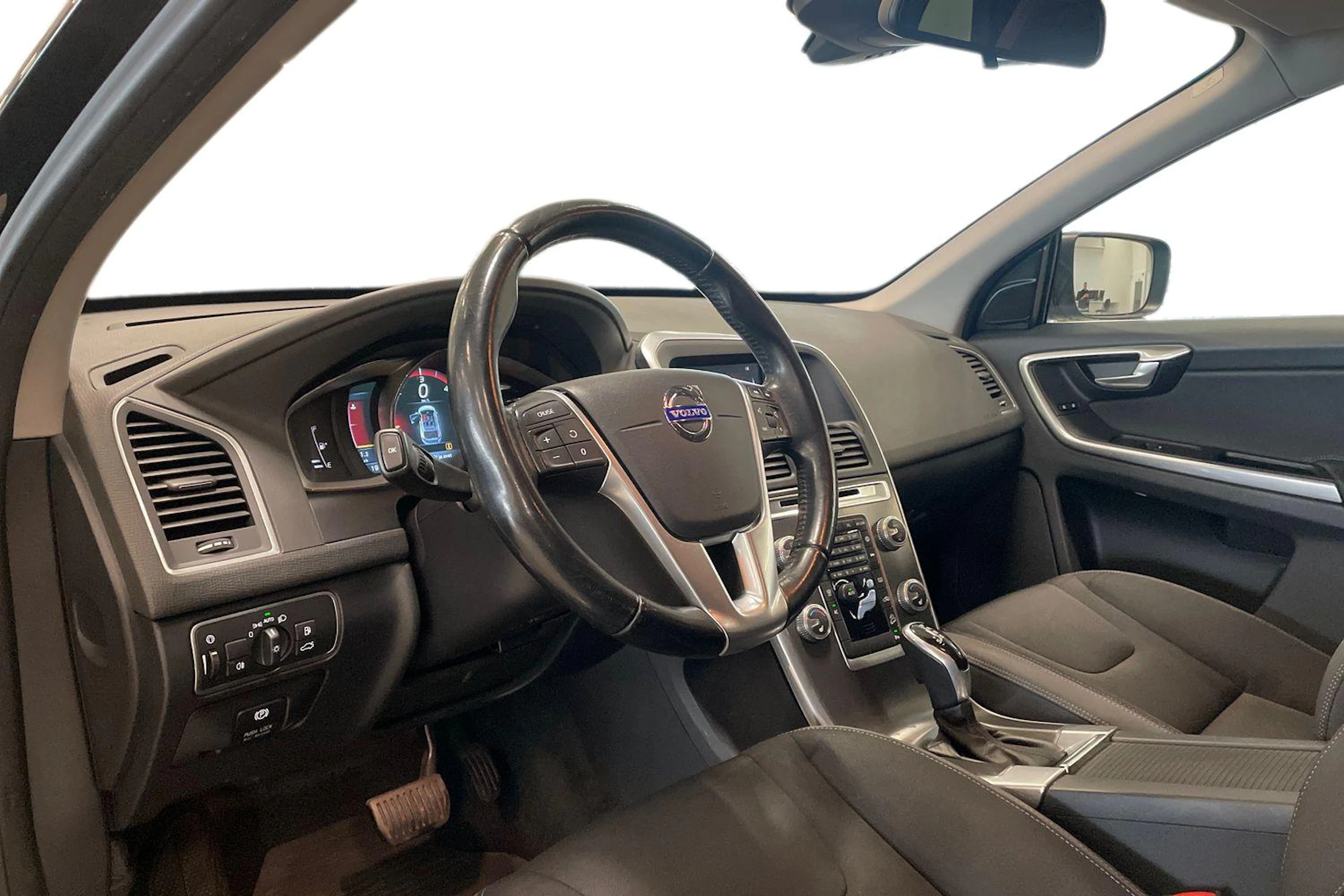 musta Volvo XC60 2015 kuva 8.