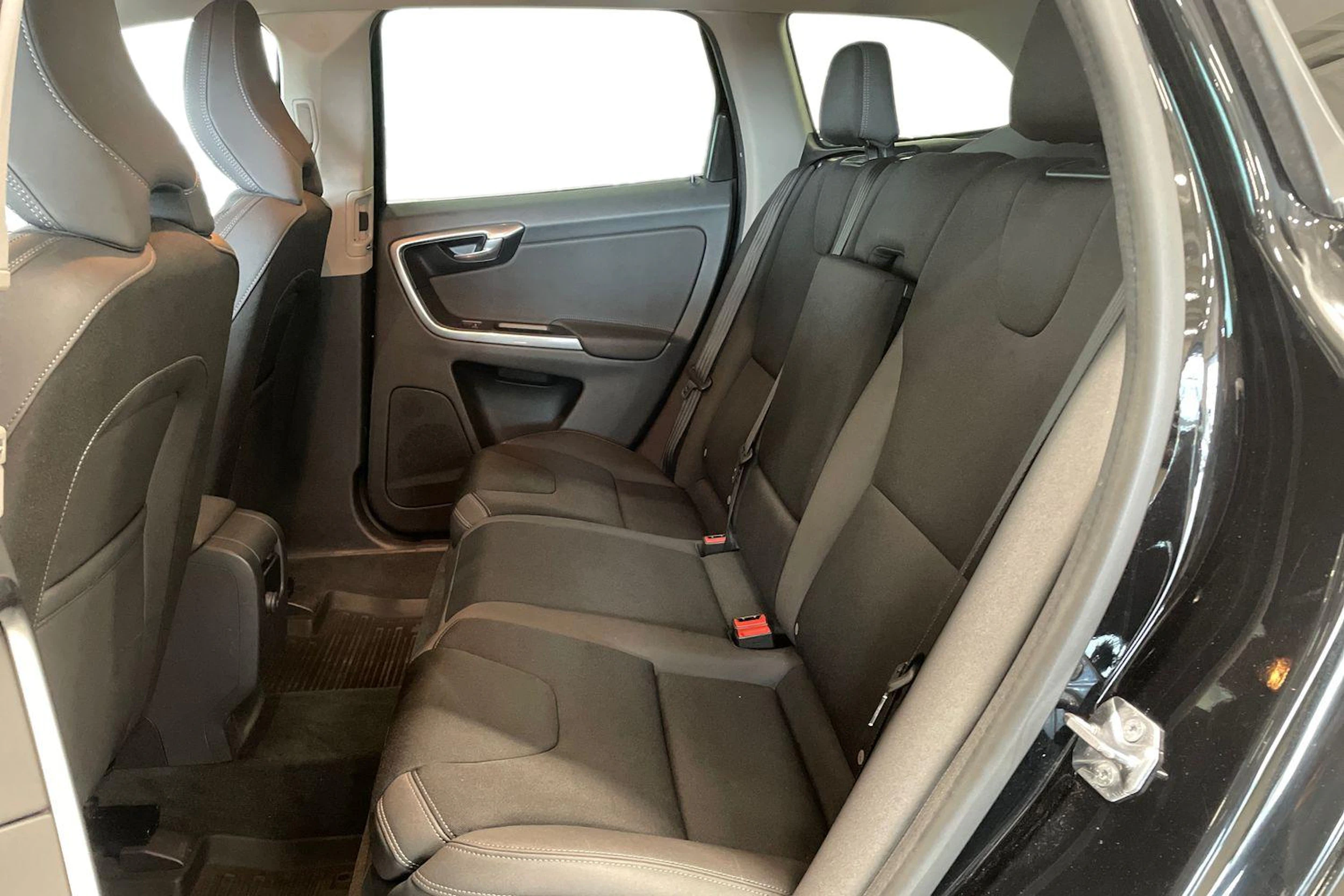 musta Volvo XC60 2015 kuva 11.