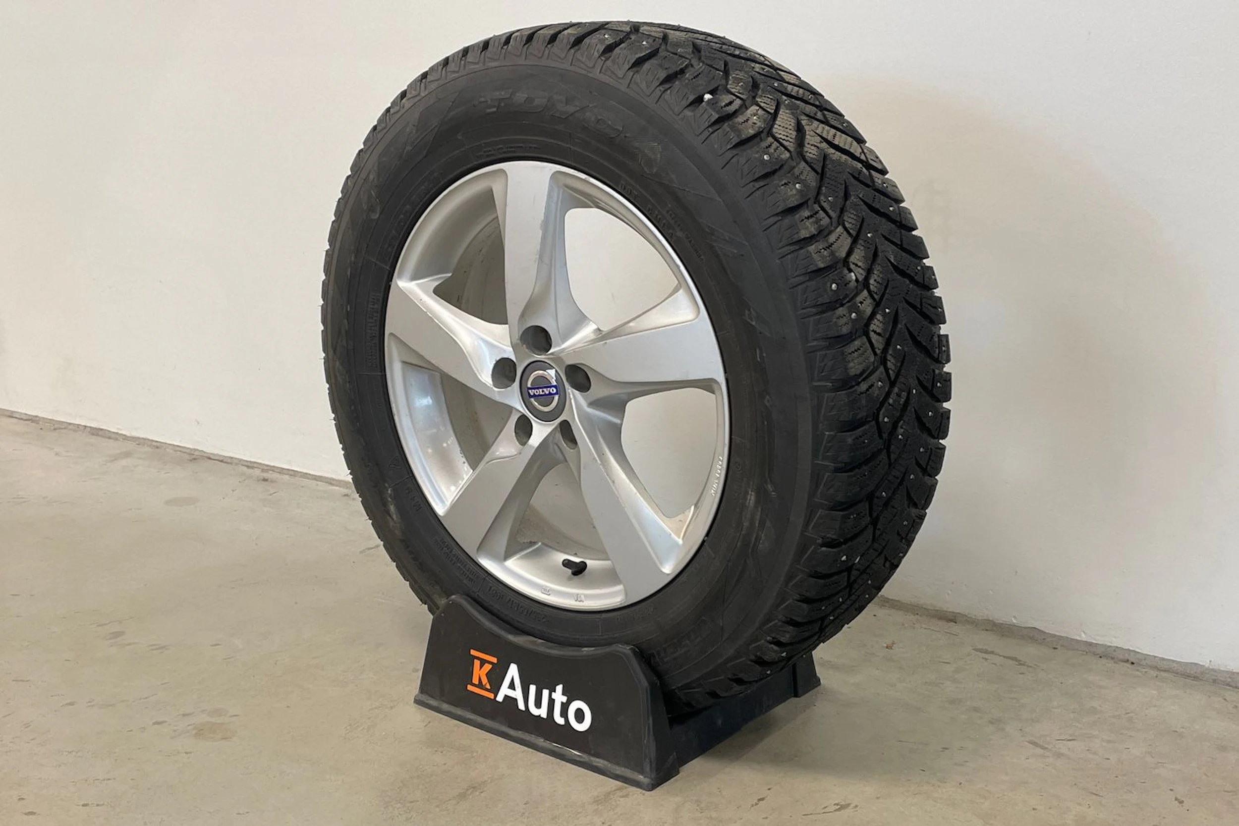musta Volvo XC60 2015 kuva 13.
