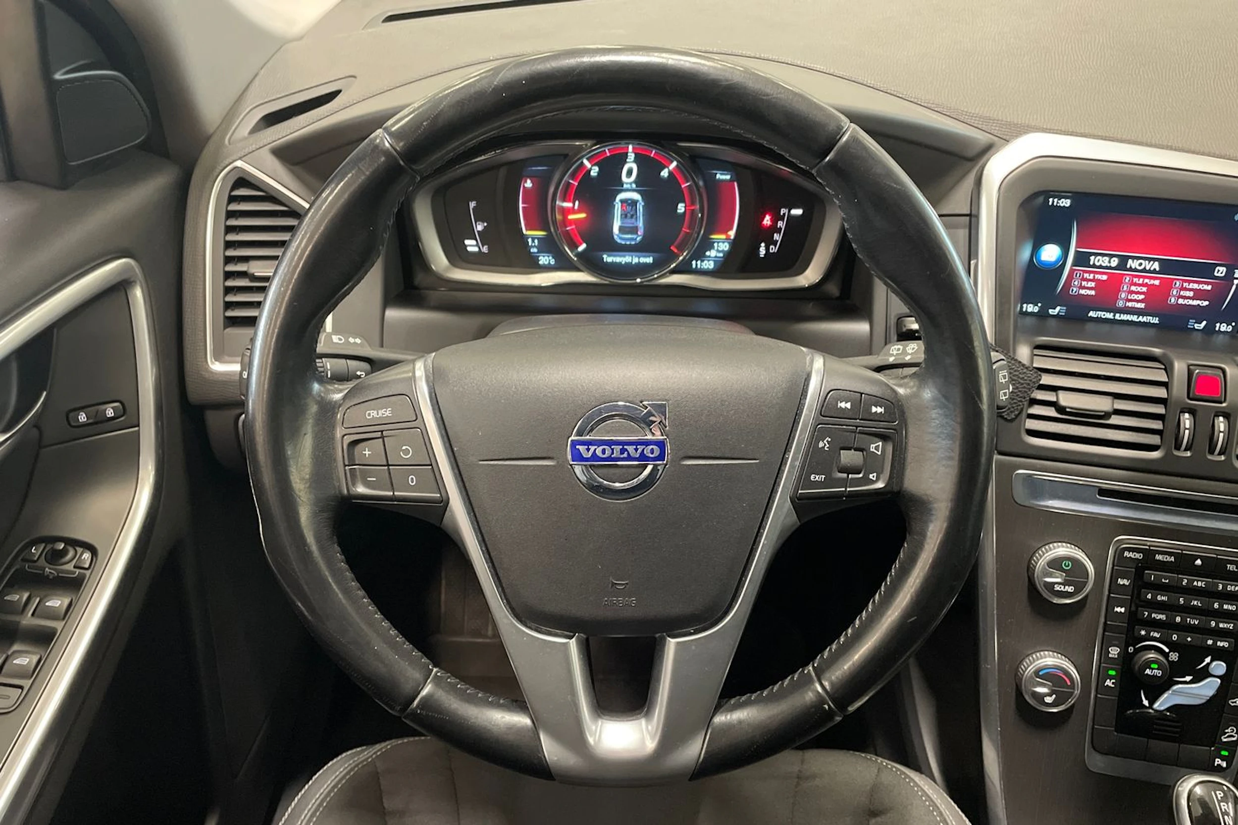 musta Volvo XC60 2015 kuva 16.