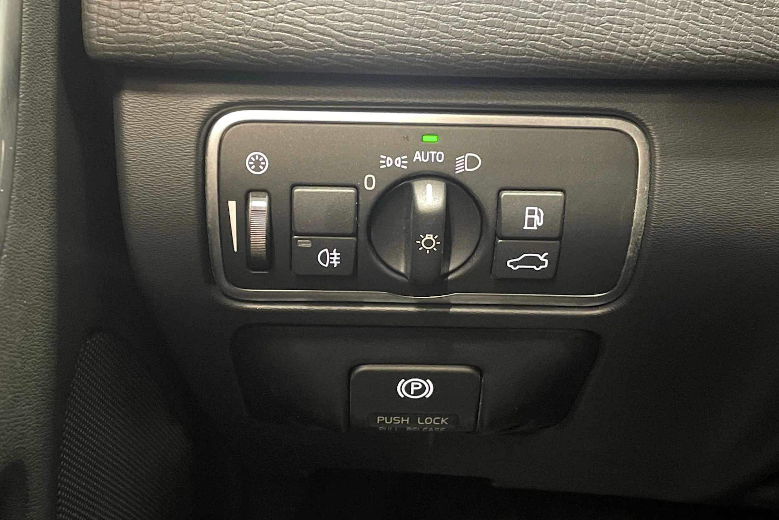 musta Volvo XC60 2015 kuva 20.