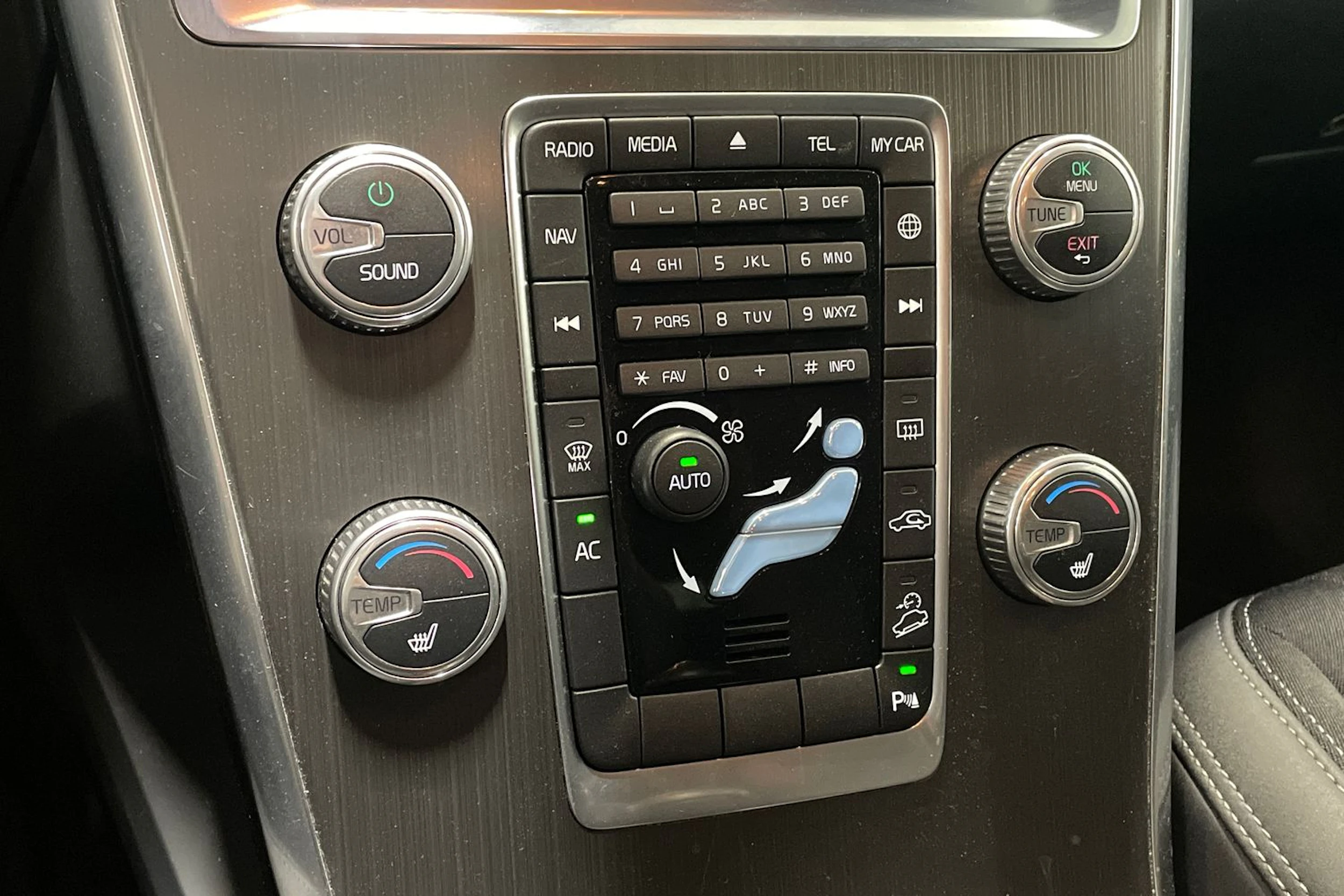 musta Volvo XC60 2015 kuva 26.