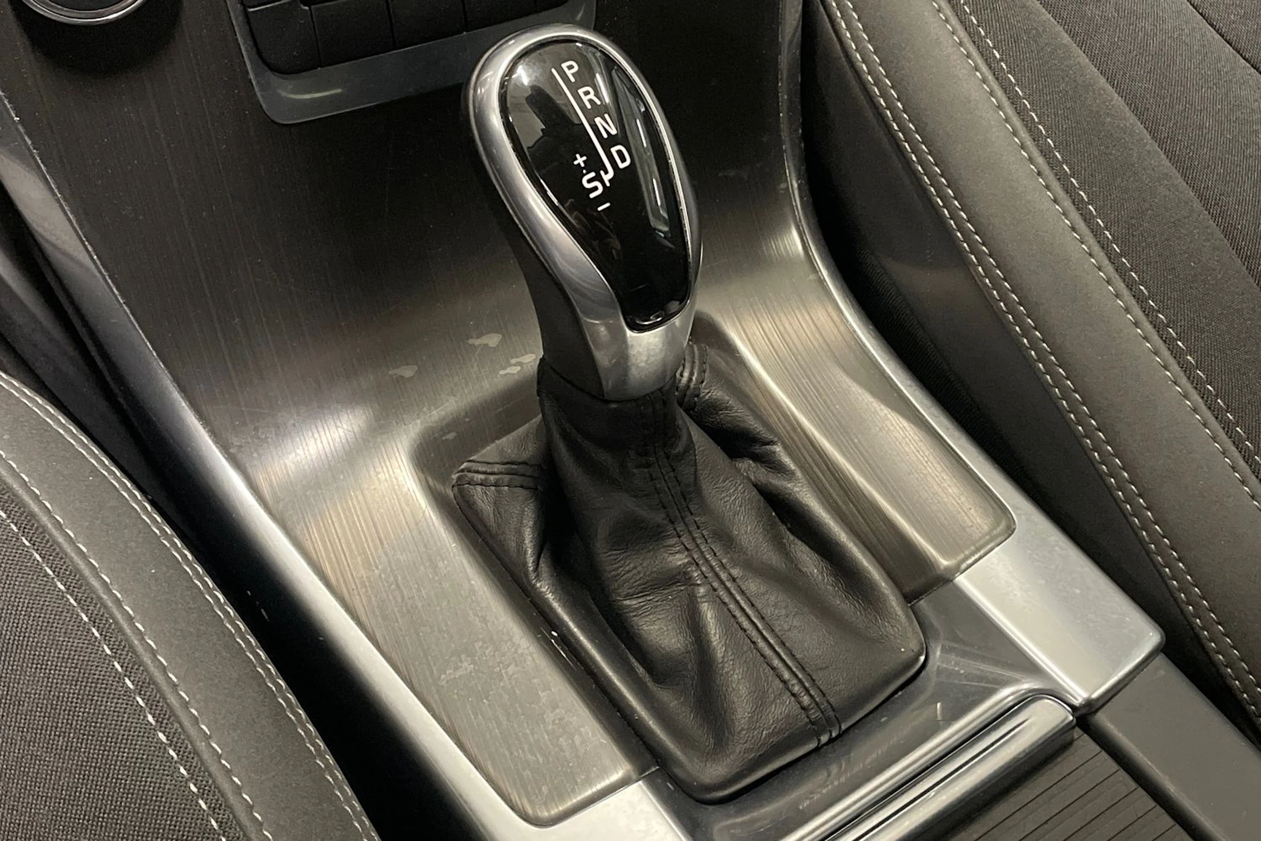 musta Volvo XC60 2015 kuva 27.