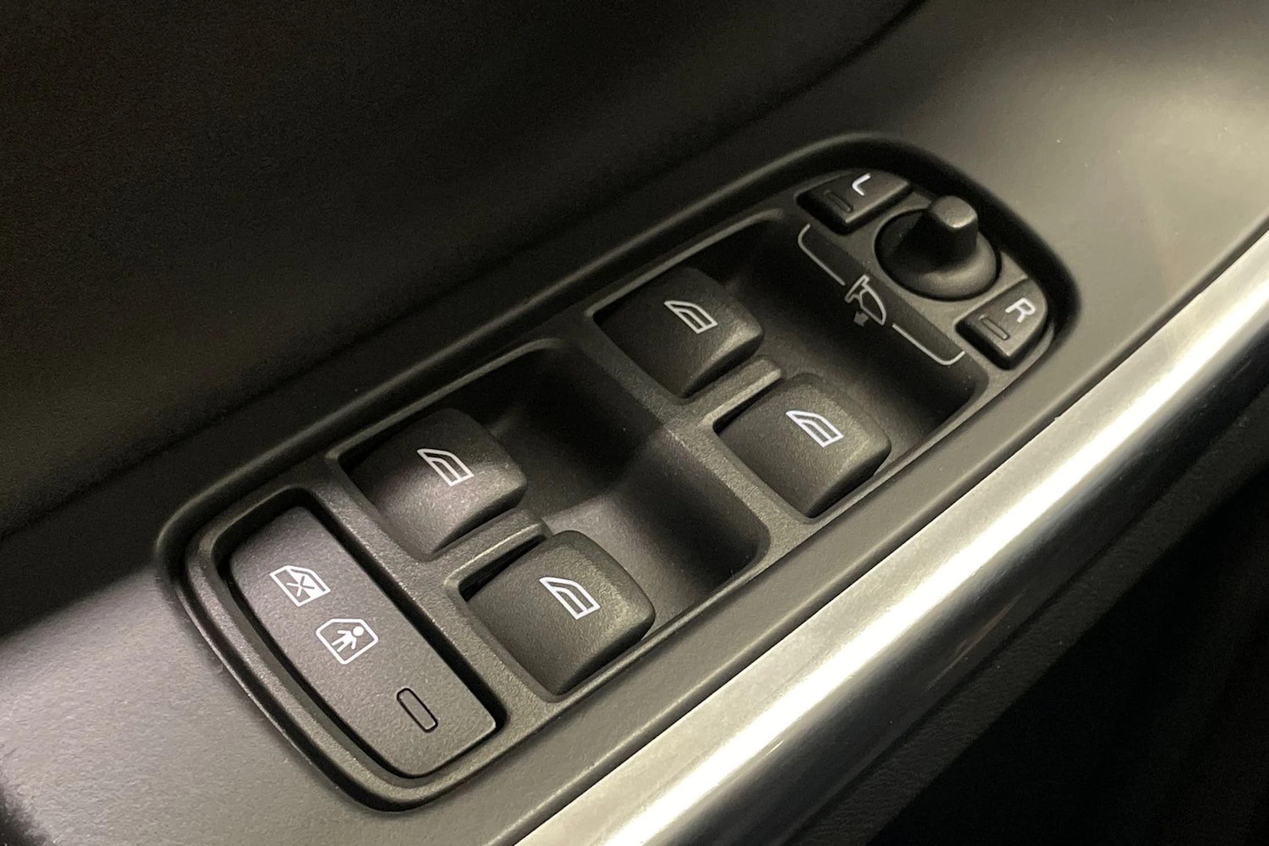 musta Volvo XC60 2015 kuva 28.