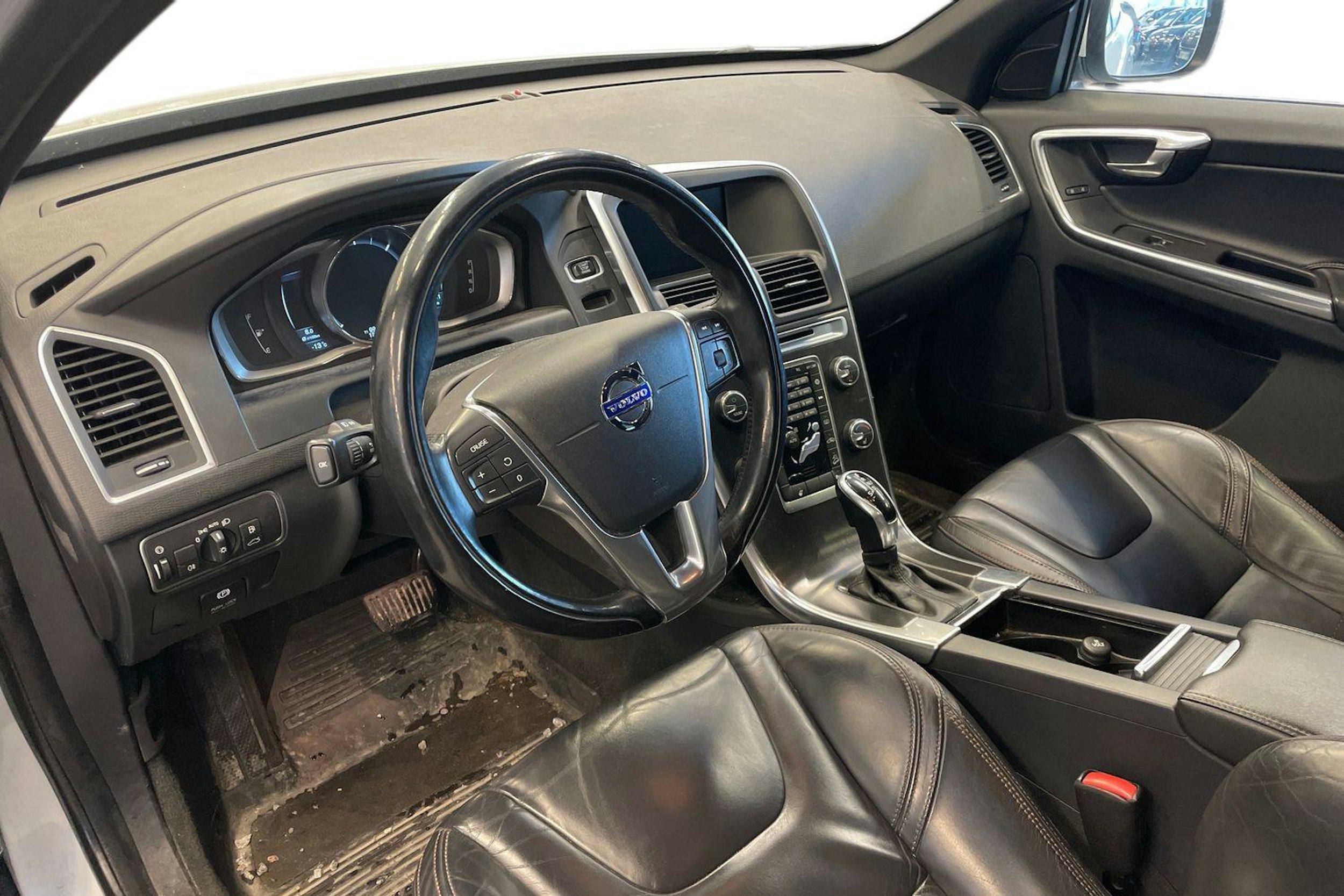 valkoinen Volvo XC60 2014 kuva 3.