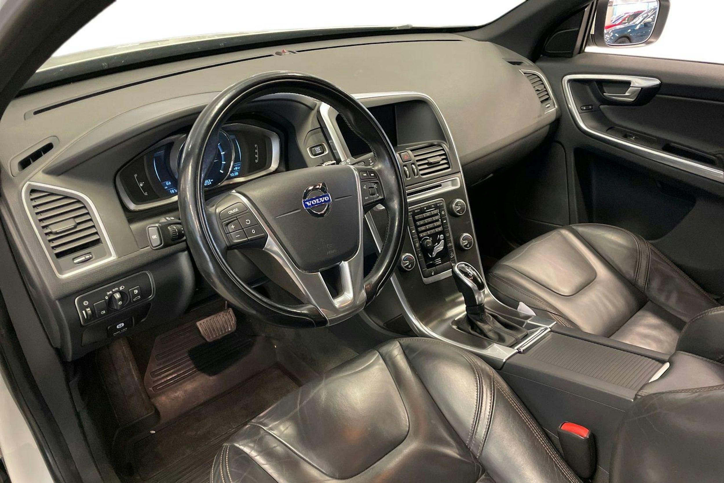 valkoinen Volvo XC60 2014 kuva 6.