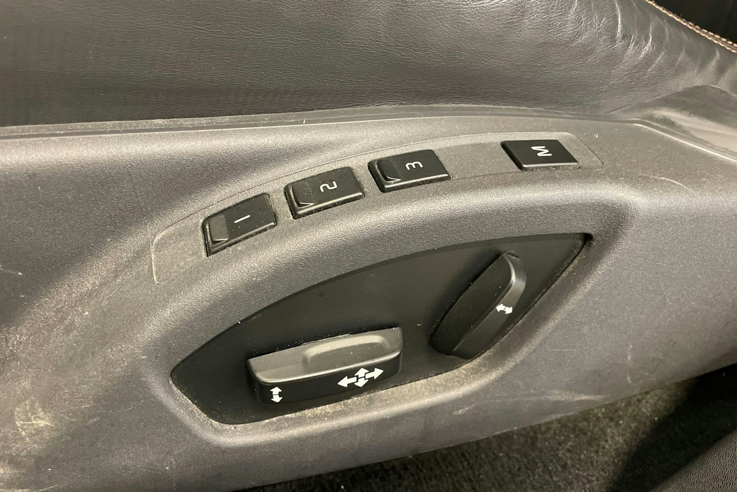 valkoinen Volvo XC60 2014 kuva 17.