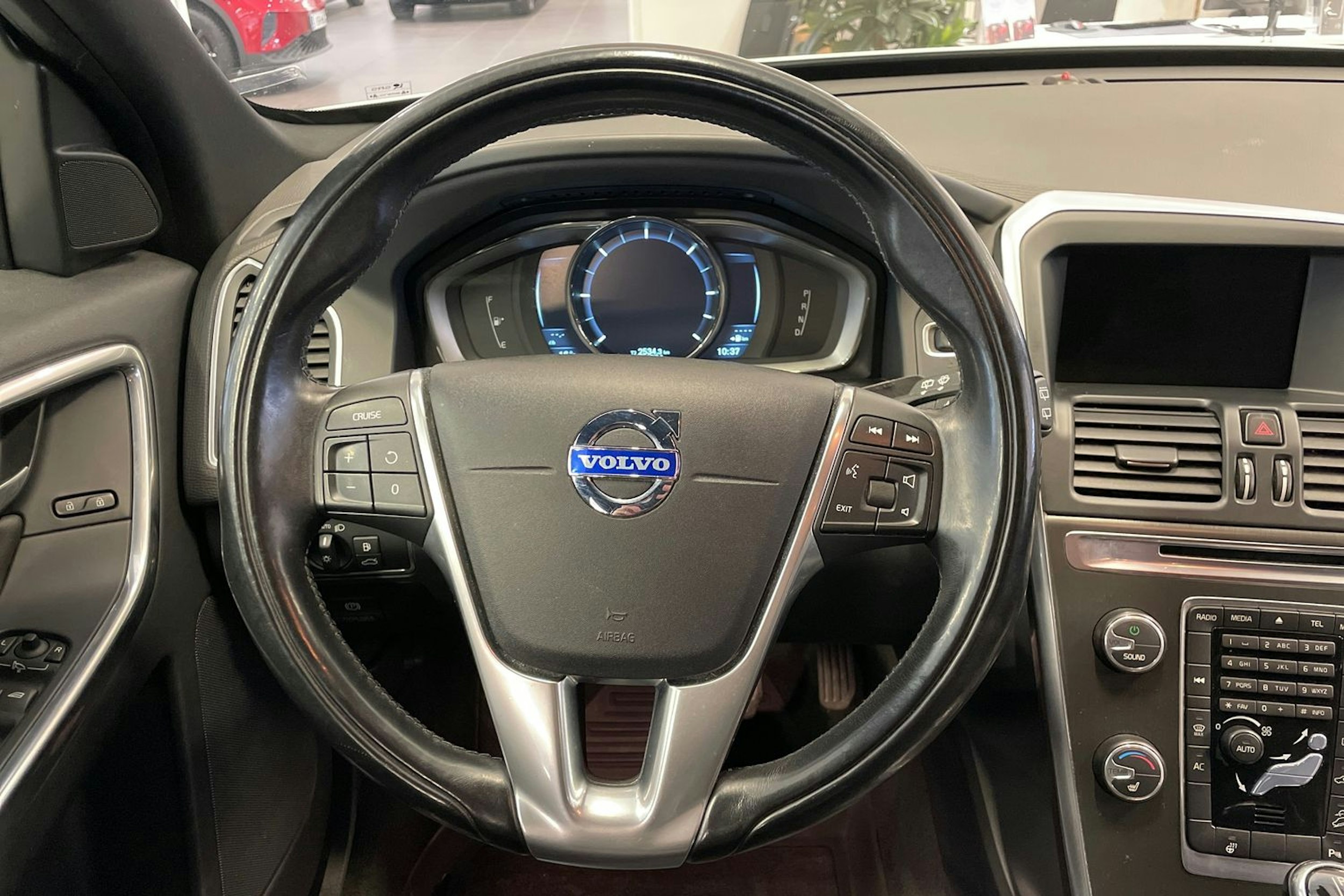 valkoinen Volvo XC60 2014 kuva 18.