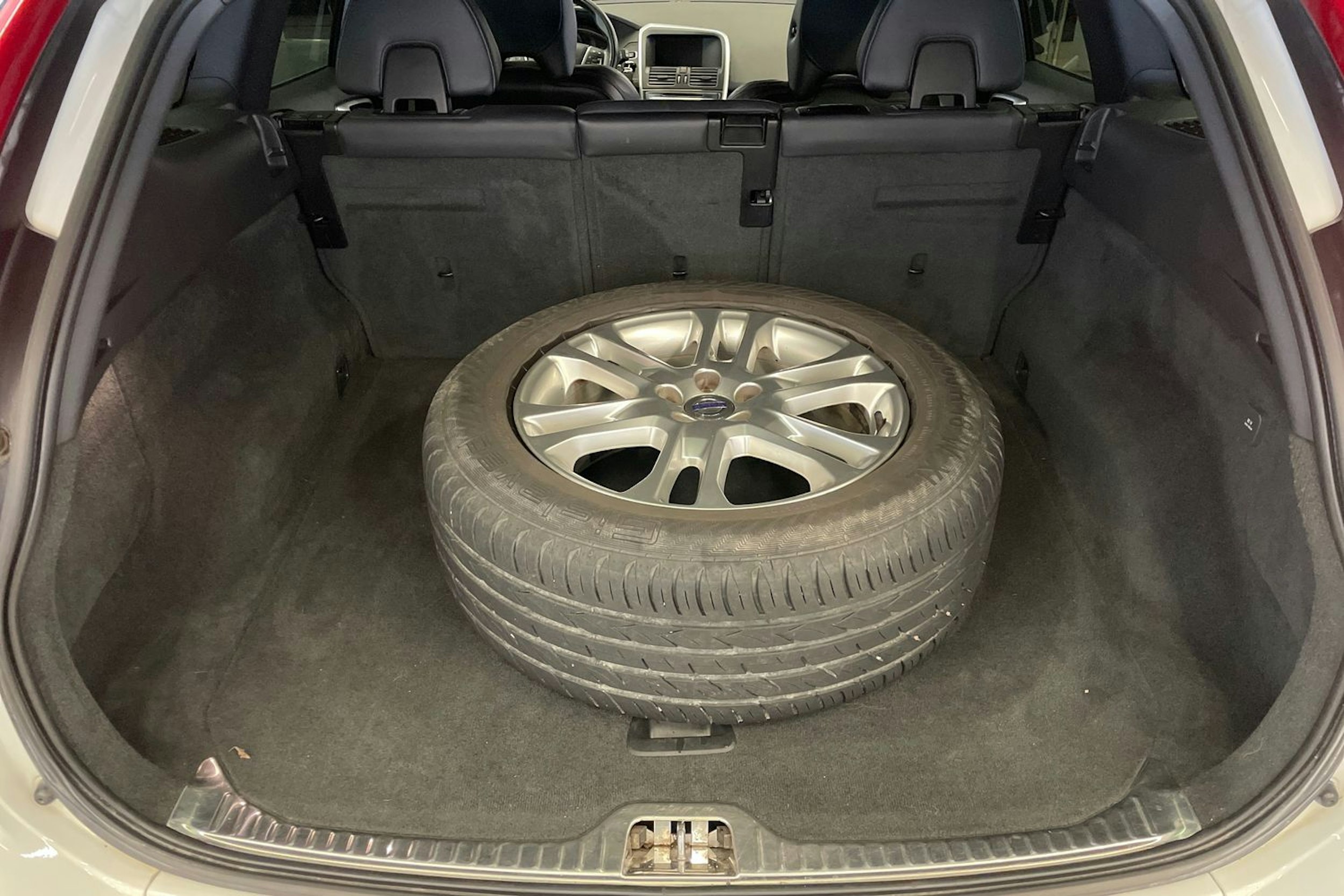 valkoinen Volvo XC60 2014 kuva 19.