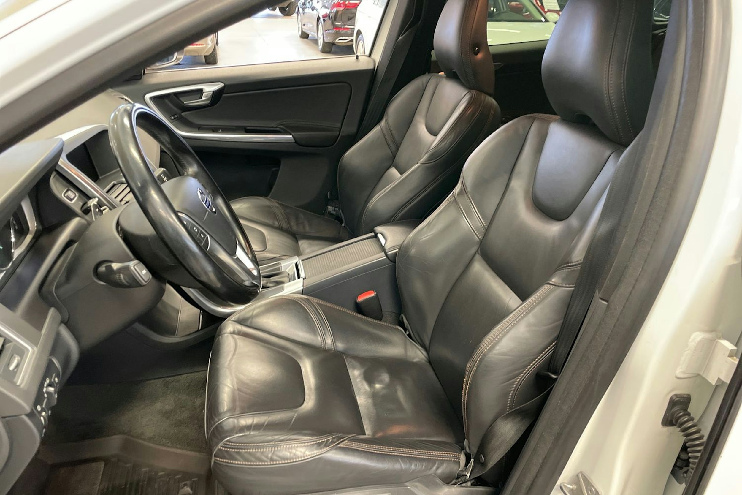 valkoinen Volvo XC60 2014 kuva 20.