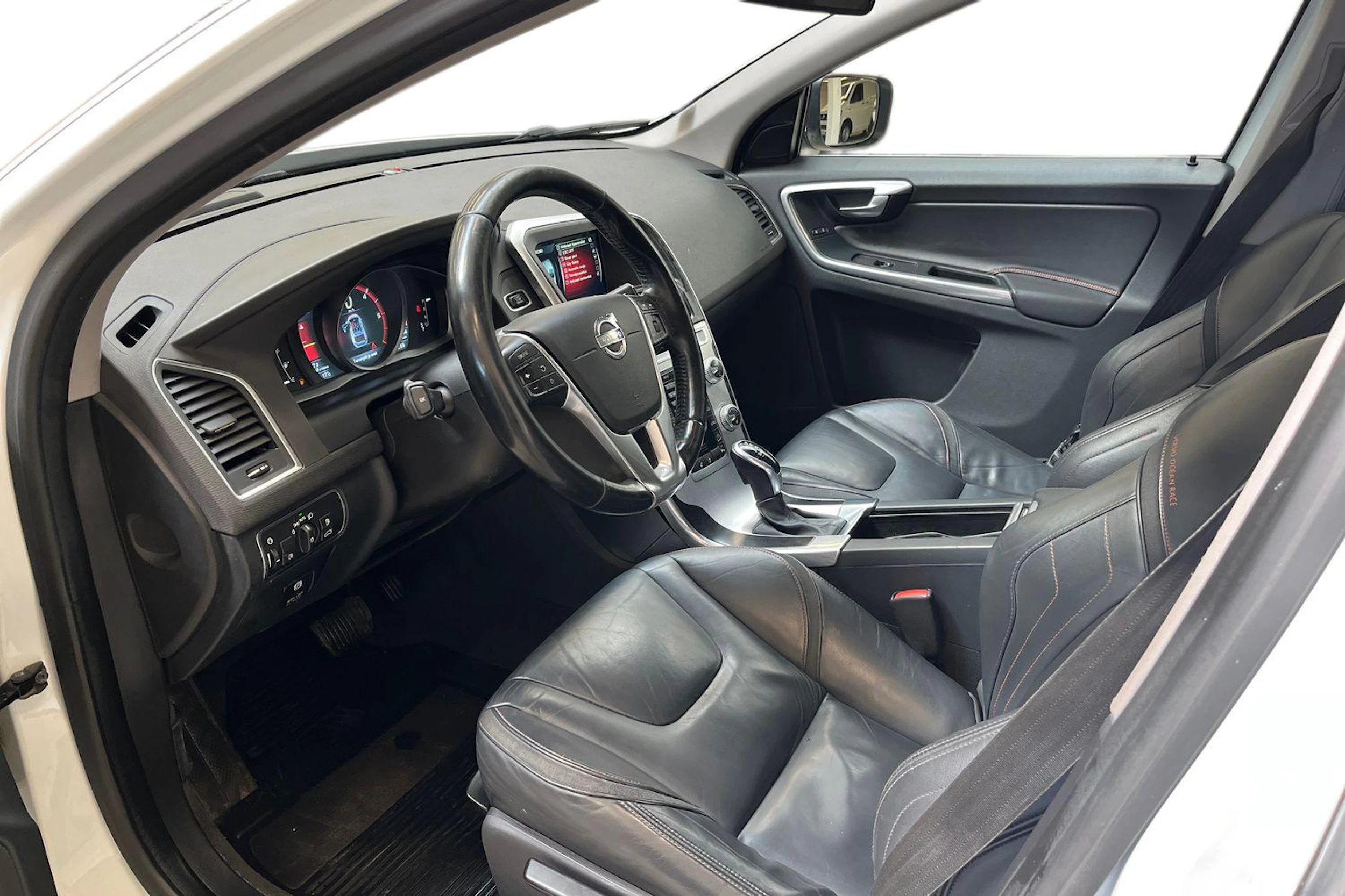 valkoinen Volvo XC60 2014 kuva 6.