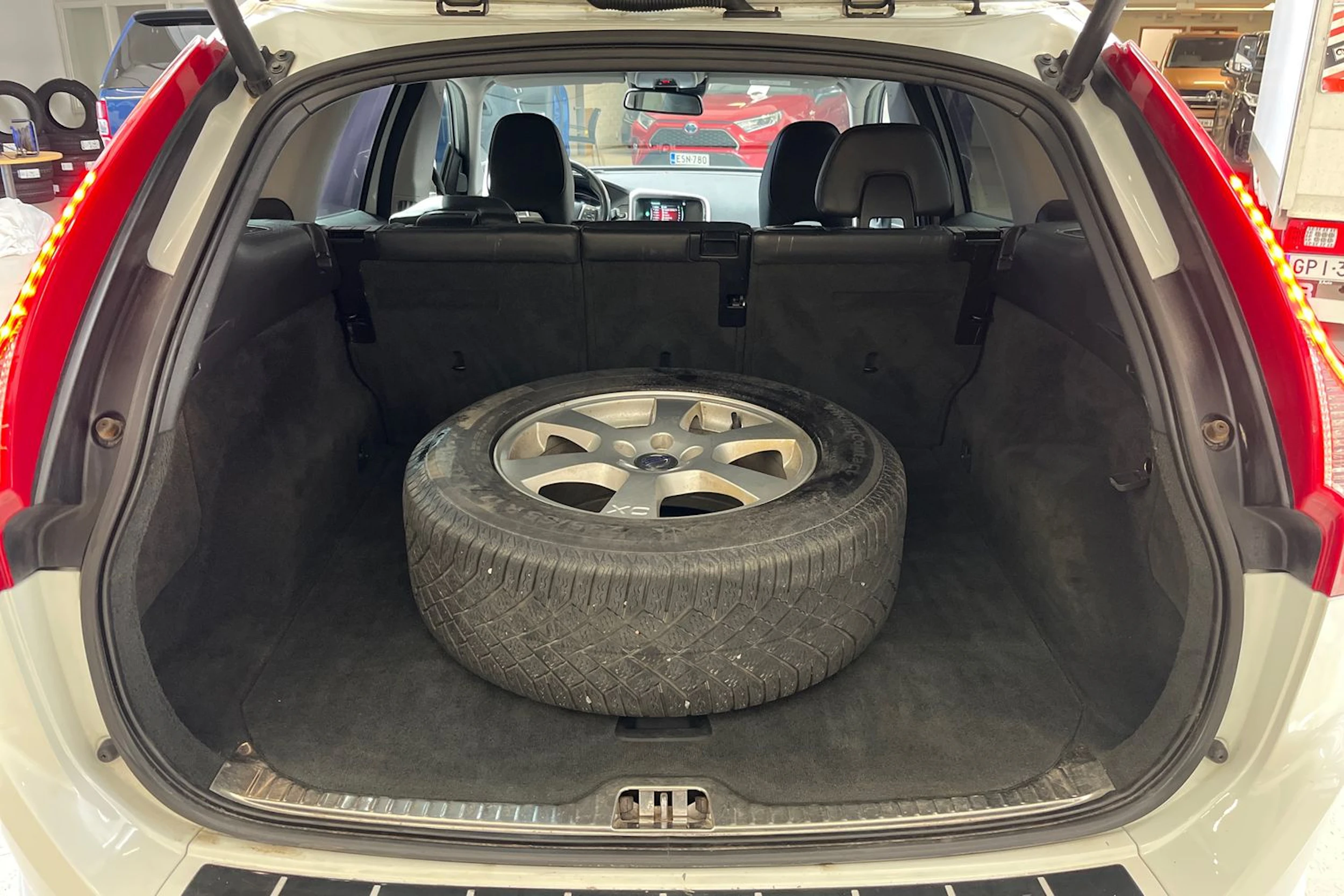 valkoinen Volvo XC60 2014 kuva 10.