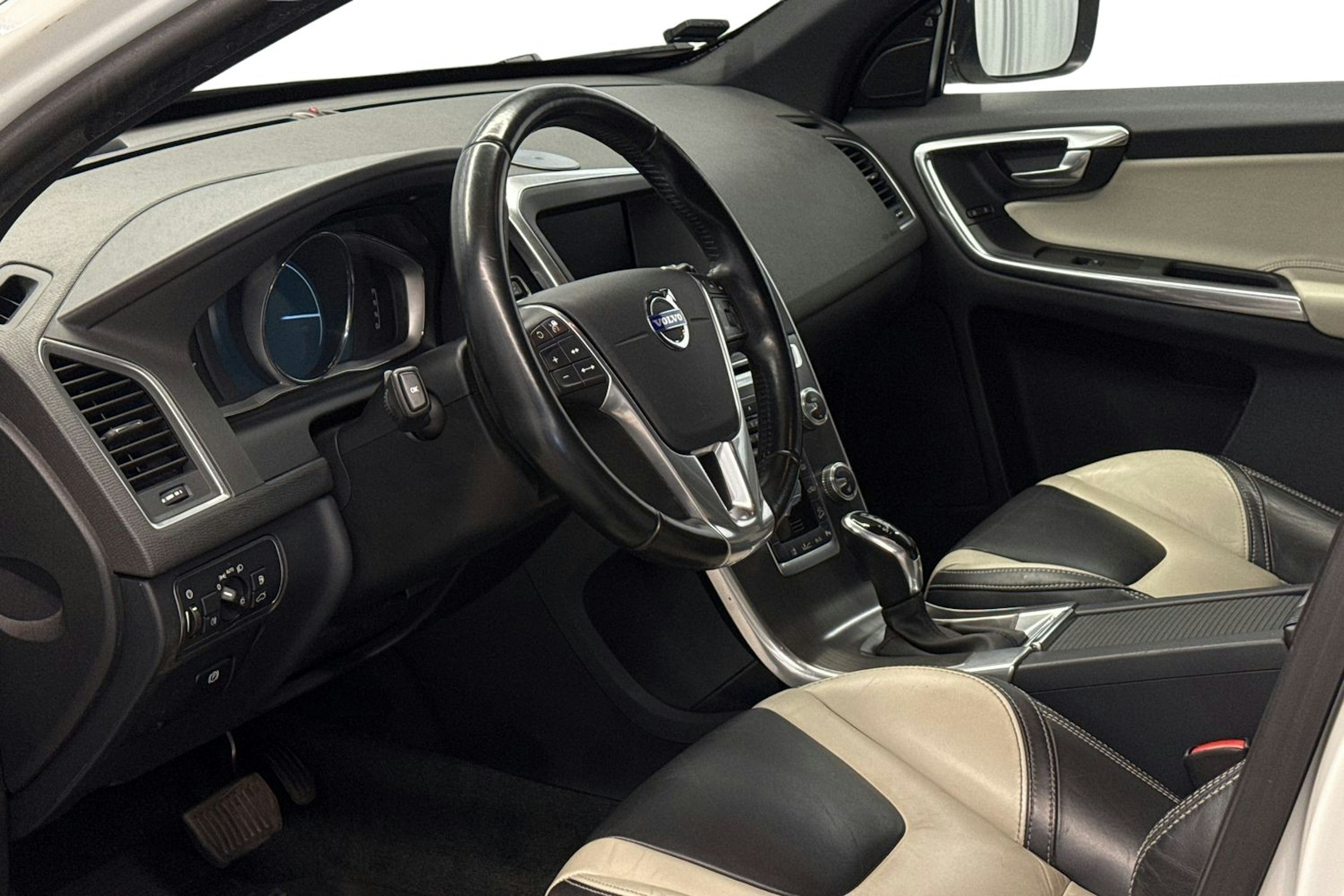 valkoinen Volvo XC60 2014 kuva 6.