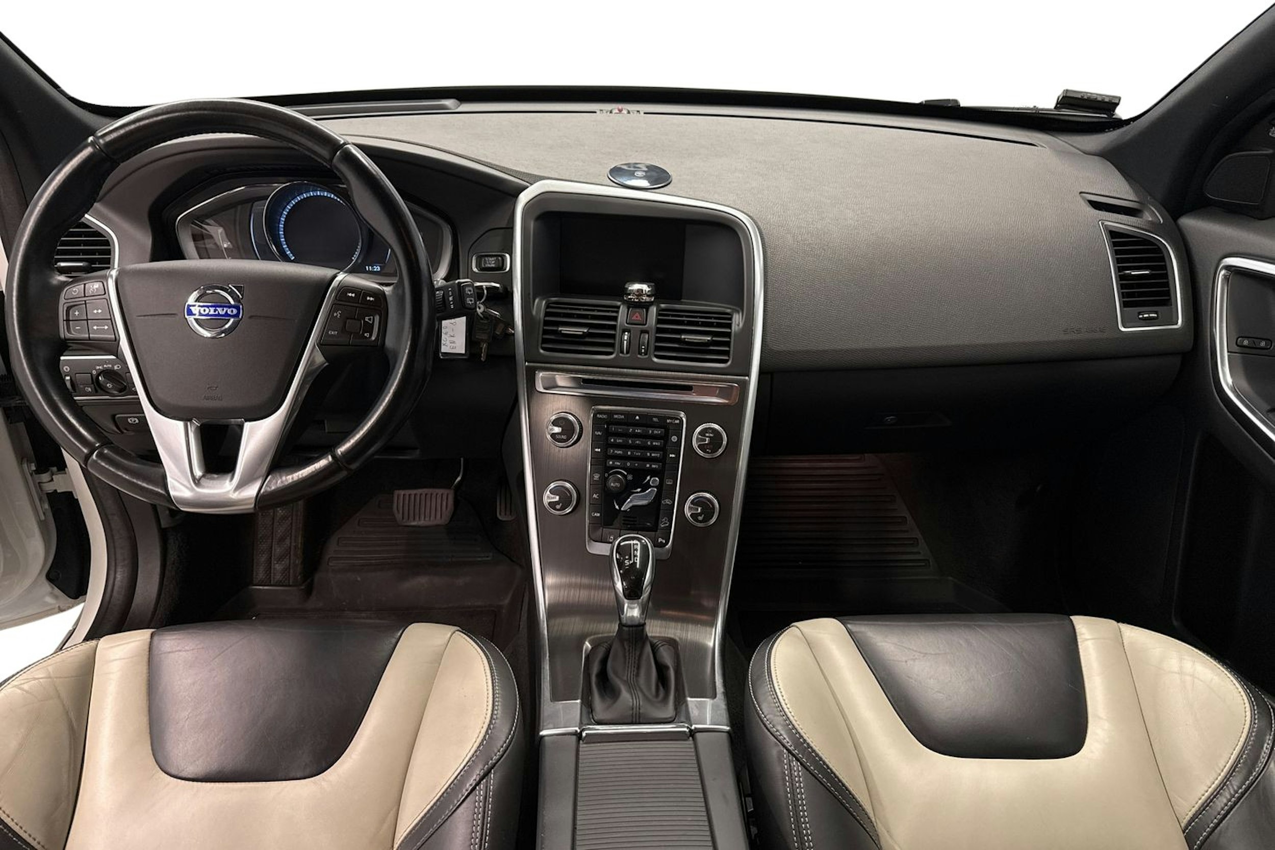 valkoinen Volvo XC60 2014 kuva 7.
