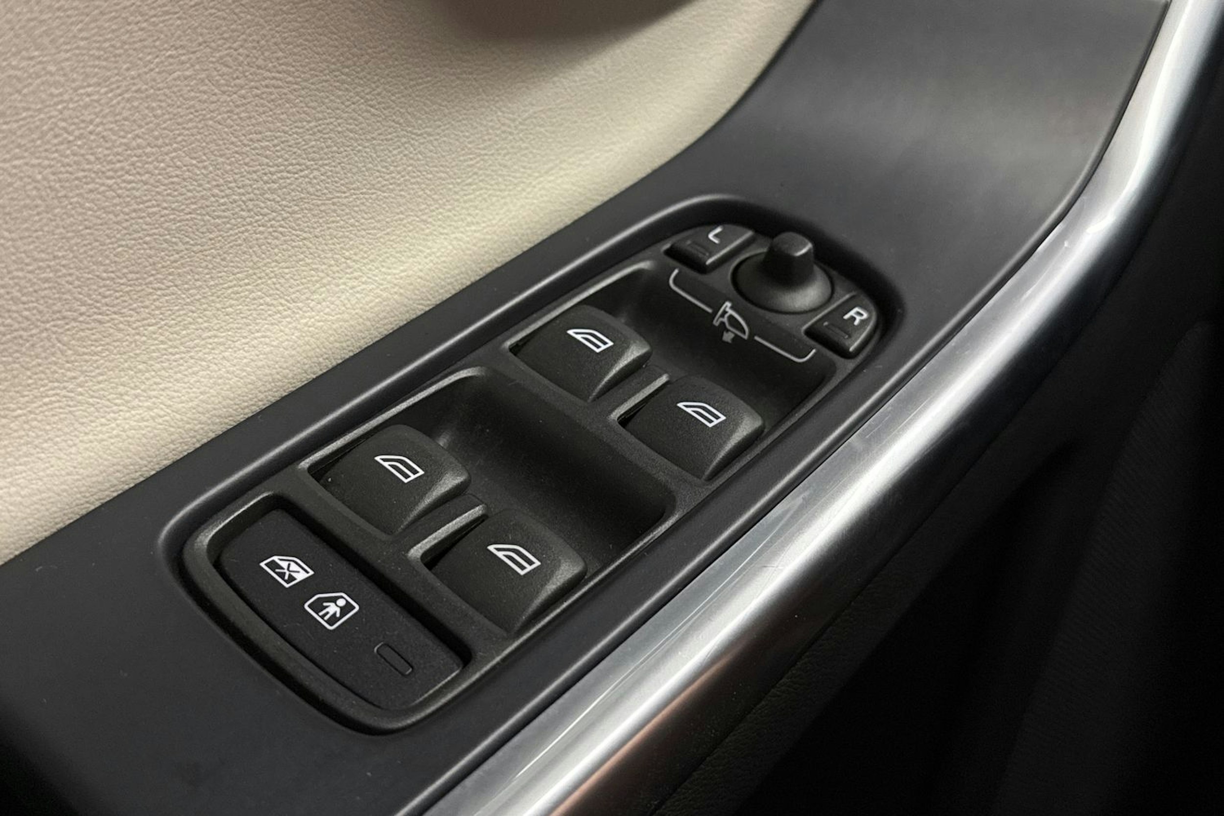 valkoinen Volvo XC60 2014 kuva 14.
