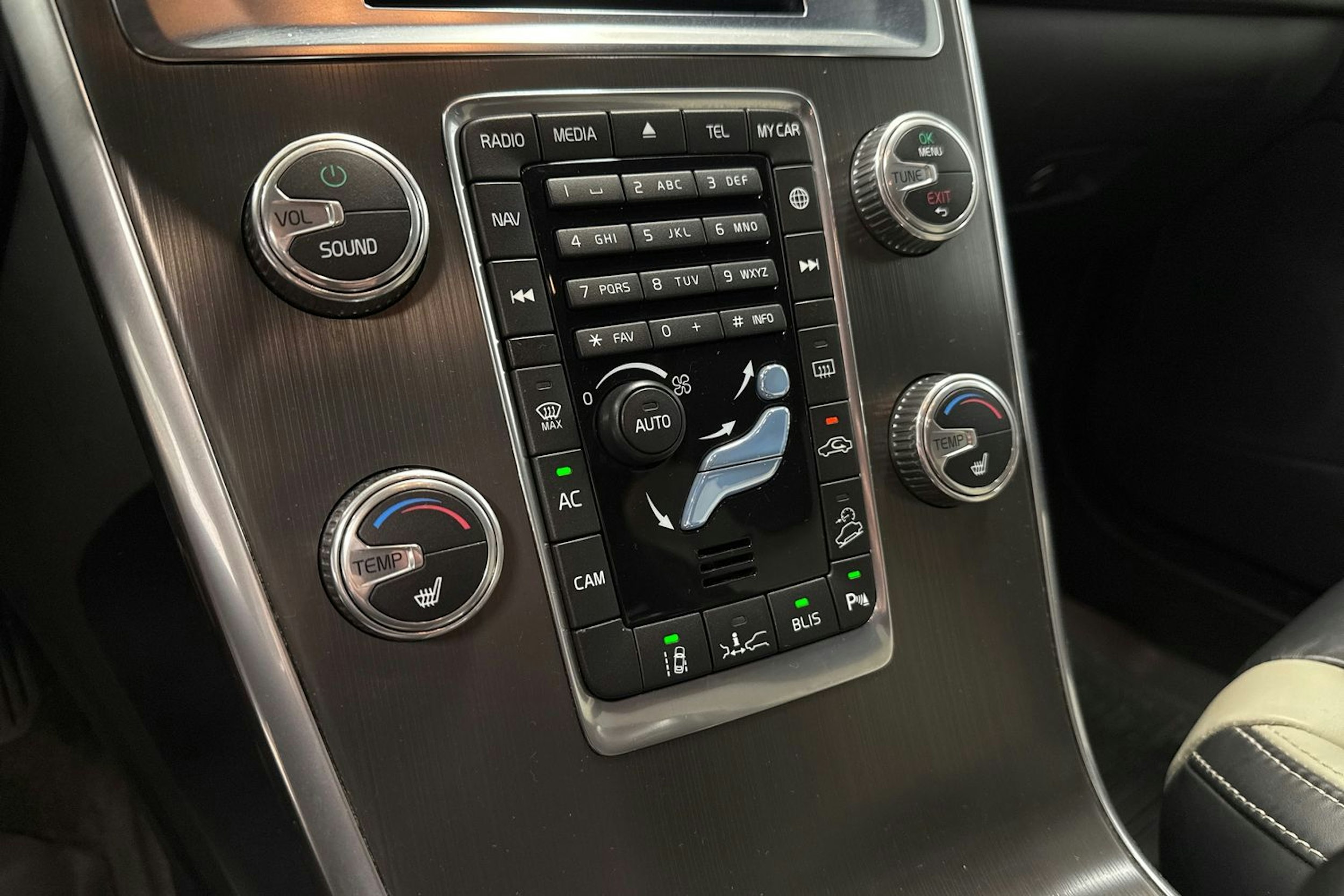 valkoinen Volvo XC60 2014 kuva 18.