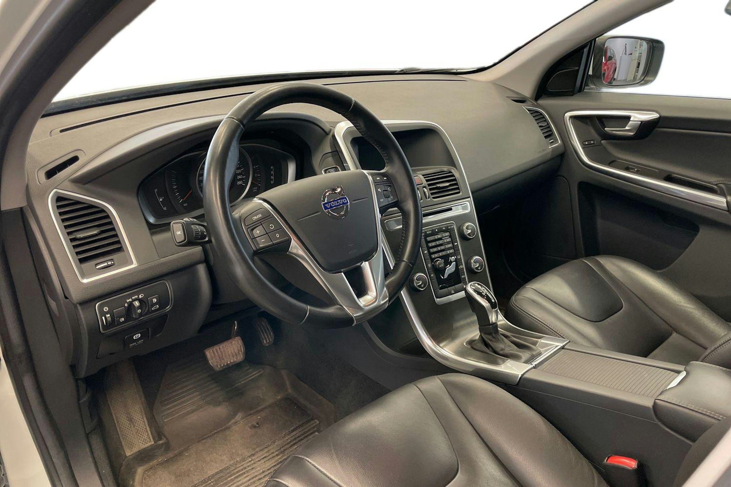 Valkoinen Volvo XC60 2014 kuva 3.