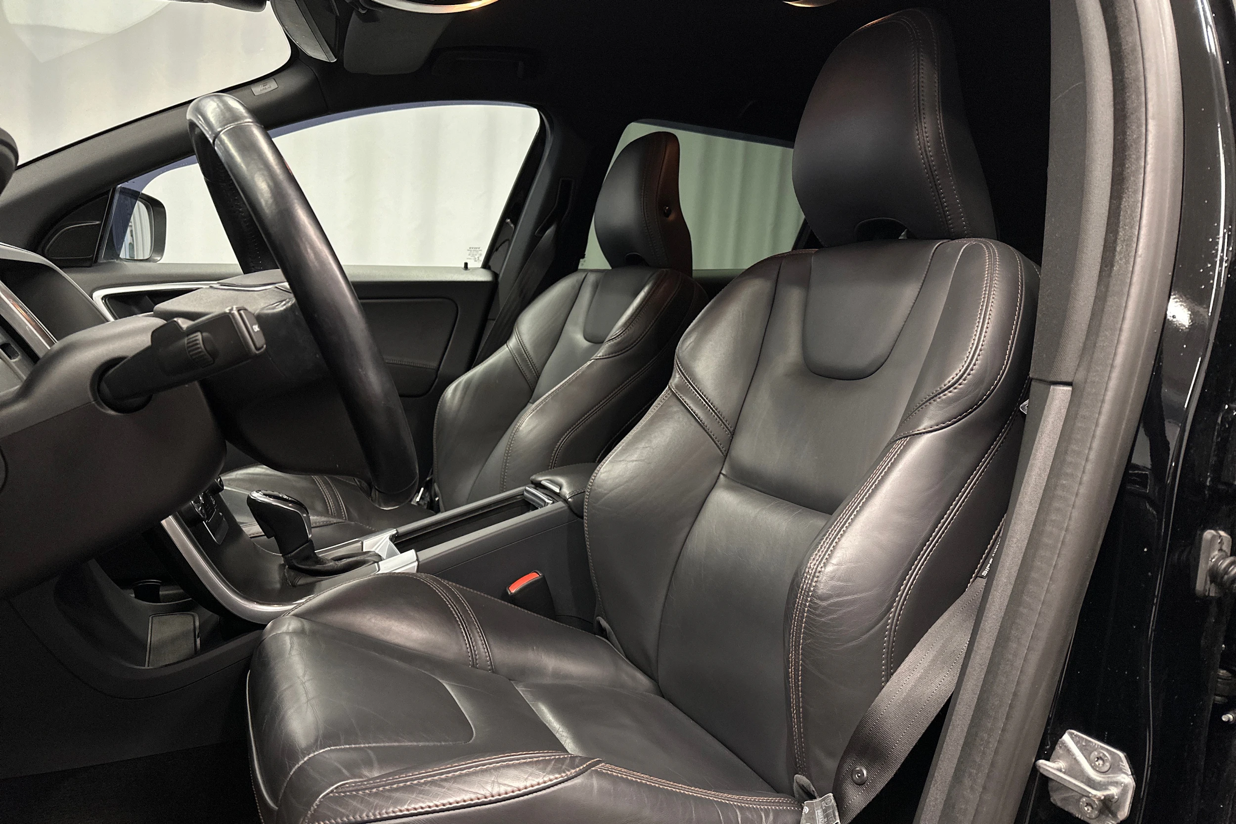 musta Volvo XC60 2014 kuva 13.