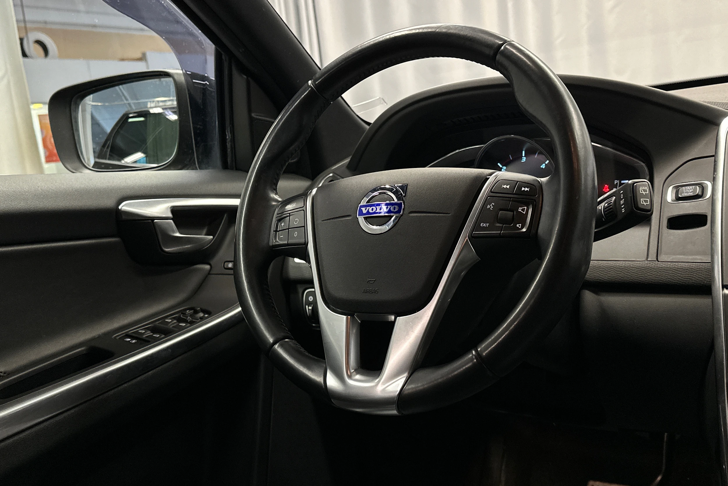 musta Volvo XC60 2014 kuva 15.