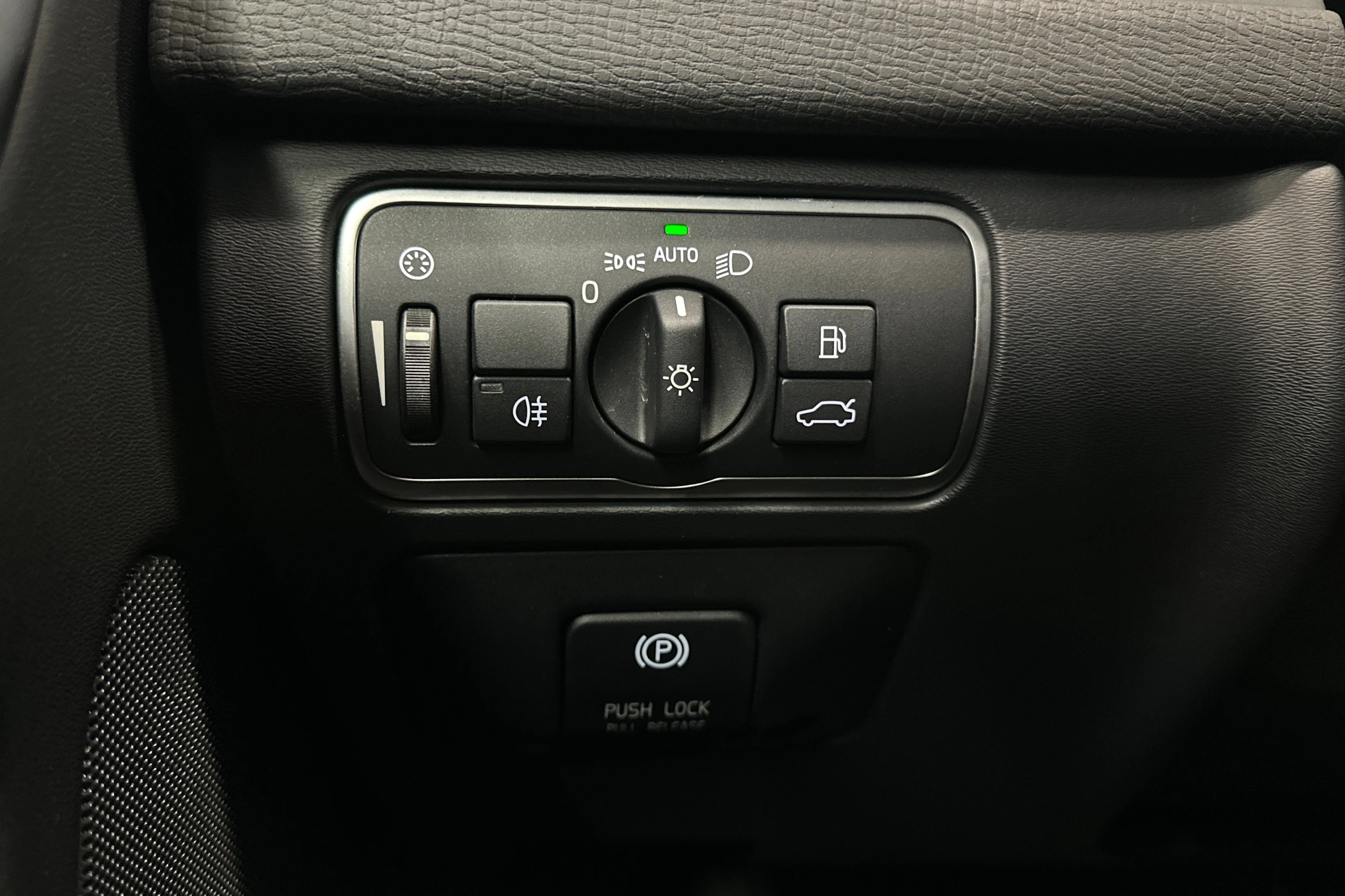 musta Volvo XC60 2014 kuva 18.