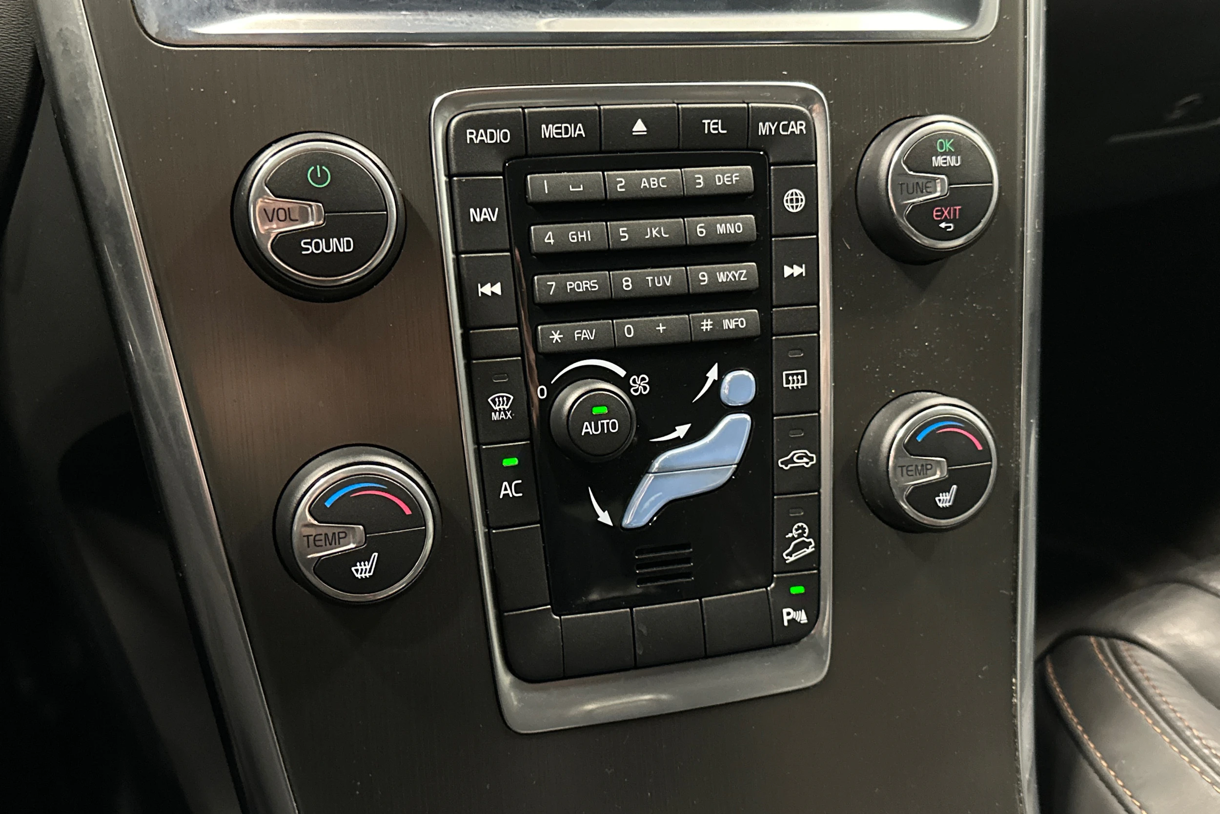 musta Volvo XC60 2014 kuva 25.