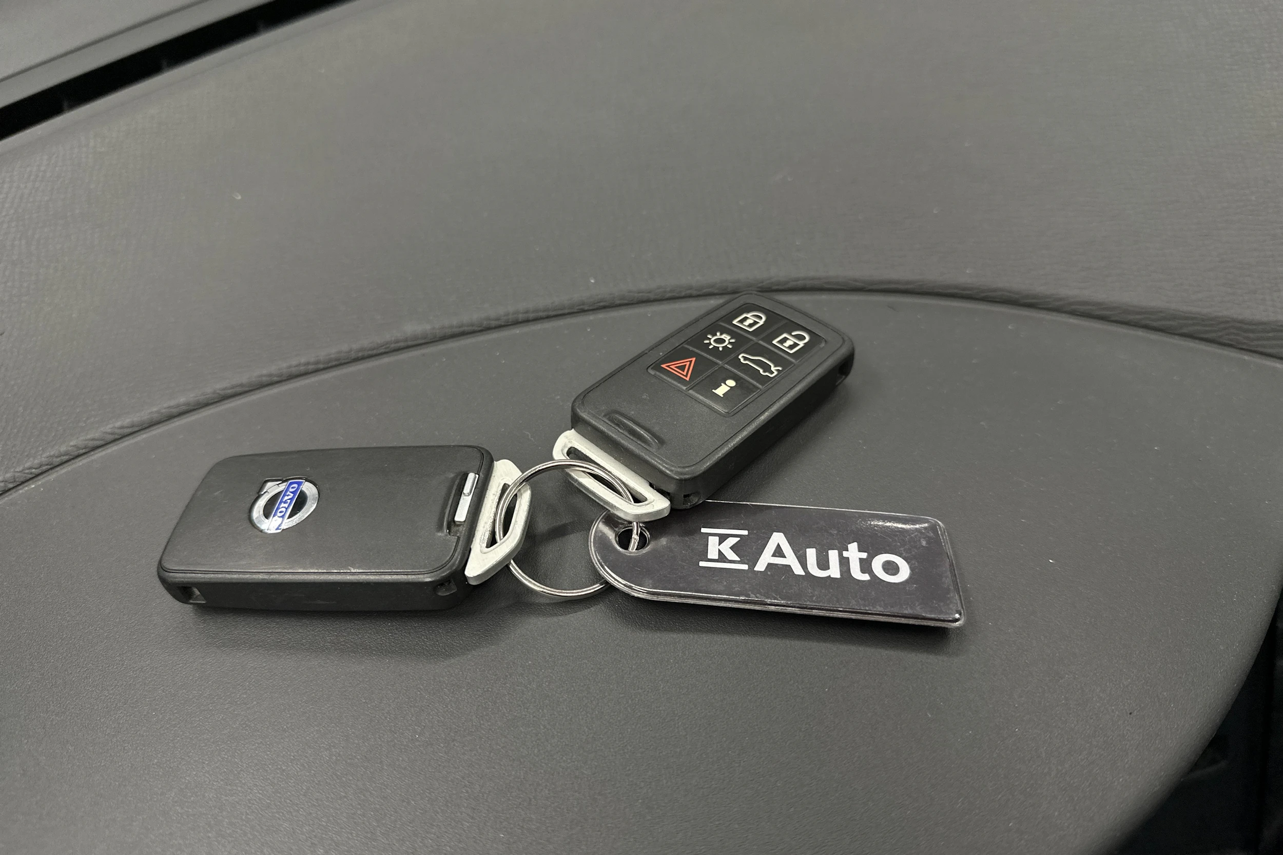 musta Volvo XC60 2014 kuva 28.