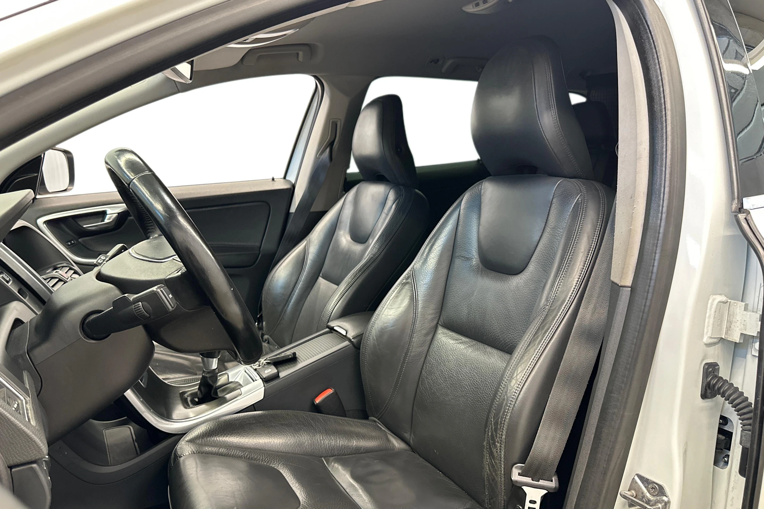 valkoinen Volvo XC60 2014 kuva 6.