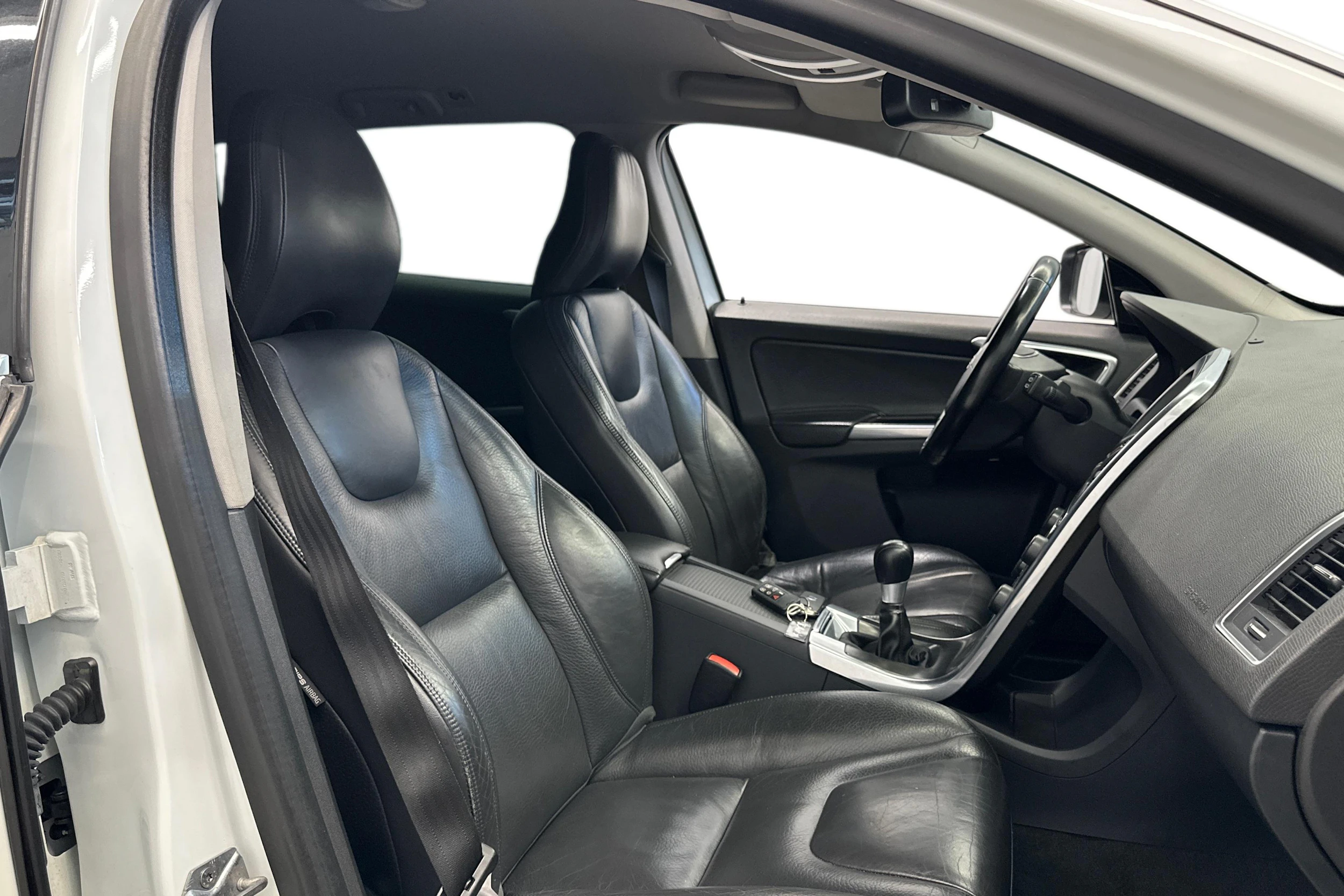 valkoinen Volvo XC60 2014 kuva 7.